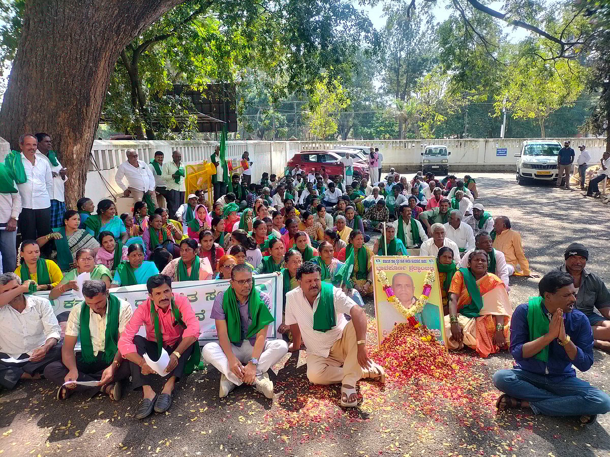 ಹಾಸನ | ರೈತರಿಗೆ ಬ್ಯಾಂಕ್‌ ಕಿರುಕುಳ ತಪ್ಪಿಸಿ