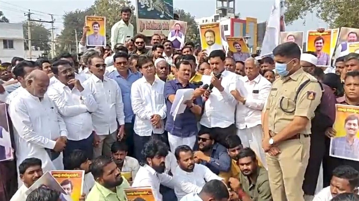 ಸಂಚು ರೂಪಿಸಿದವರ ವಿರುದ್ಧ ಕ್ರಮವಾಗಲಿ: ಅಥಣಿಯಲ್ಲಿ ಸವದಿ ಬೆಂಬಲಿಗರ ಪ್ರತಿಭಟನೆ