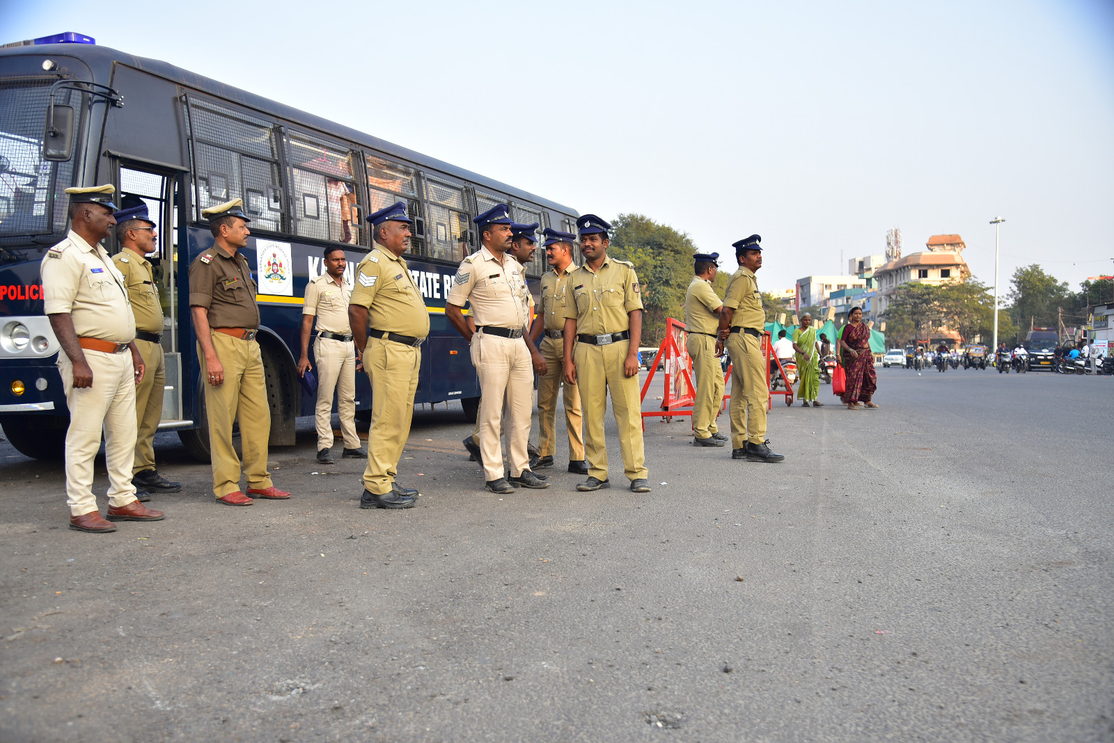 ನಗರದ ವಾಲ್ಮೀಕಿ ವೃತ್ತದಲ್ಲಿ ಭದ್ರತೆ ಮುಂದುವರಿದಿರುವುದು 