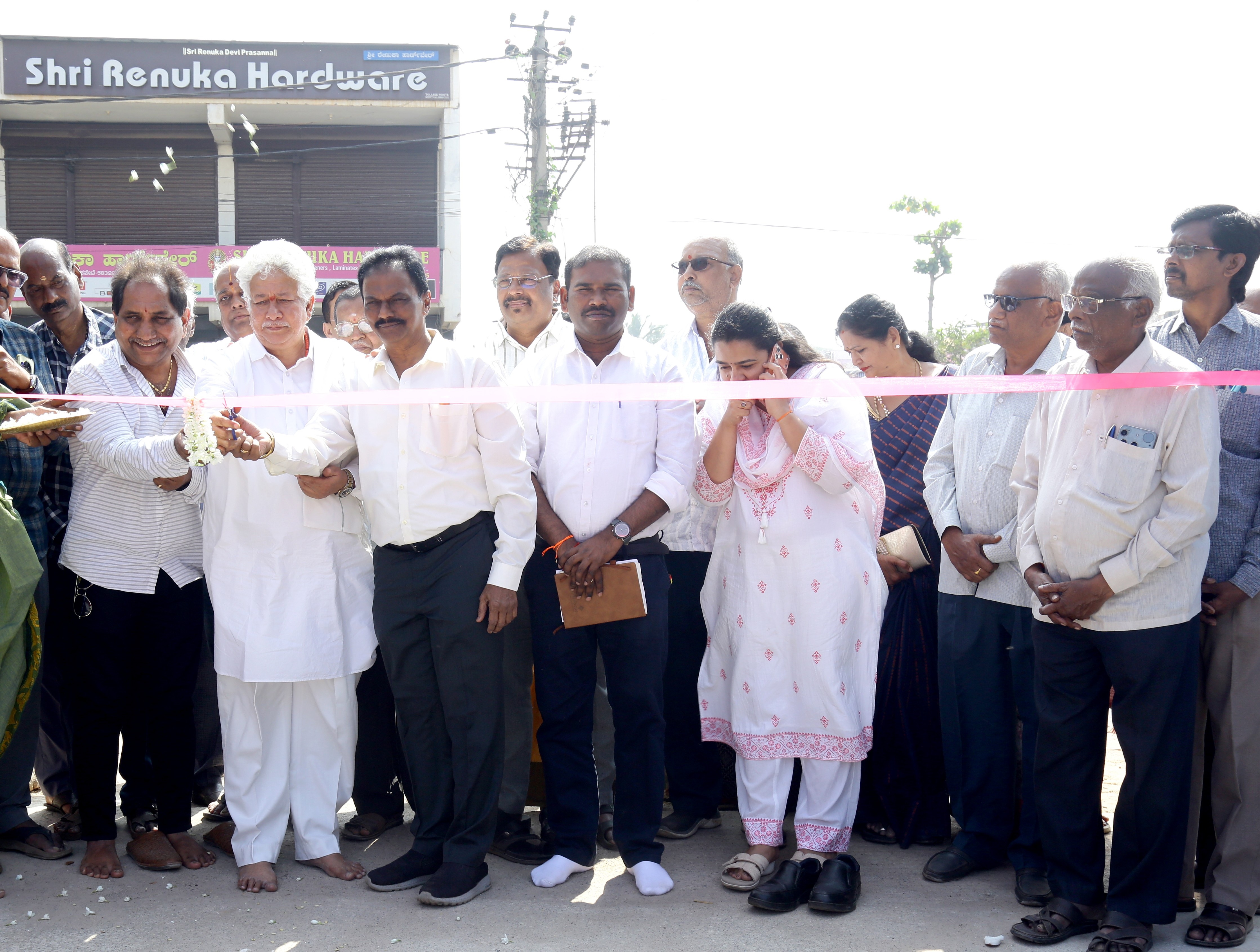 ಹೊಸಪೇಟೆಯಲ್ಲಿ ಸೋಮವಾರ ಶಾಸಕ ಎಚ್.ಆರ್‌.ಗವಿಯಪ್ಪ ಅವರು ವಾಸವಿ ದೇವಸ್ಥಾನ ಸಂಪರ್ಕಿಸುವ ನೂತನ ಕಾಂಕ್ರೀಟ್ ರಸ್ತೆಯನ್ನು ಉದ್ಘಾಟಿಸಿದರು  –ಪ್ರಜಾವಾಣಿ ಚಿತ್ರ