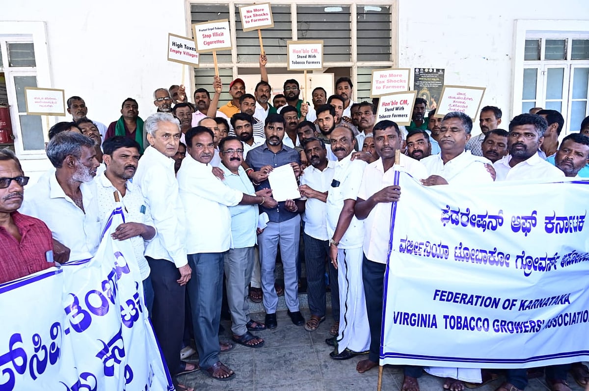ಸಿಗರೇಟ್ ಮೇಲಿನ ತೆರಿಗೆ ಹೆಚ್ಚಳ ವಿರೋಧಿಸಿ ಪಿರಿಯಾಪಟ್ಟಣದಲ್ಲಿ ರೈತರ ಪ್ರತಿಭಟನೆ