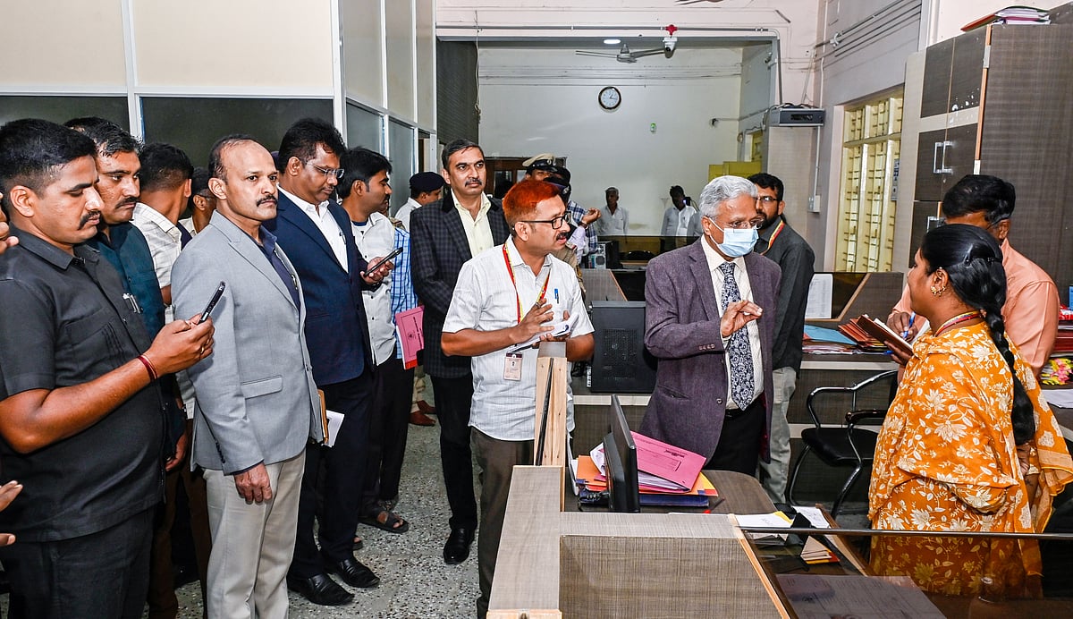 ಕಲಬುರಗಿ | ಮಾಜಿ ಸೈನಿಕರಿಗೆ ಭೂಮಿ ಹಂಚಿಕೆ ಮಾಡದ್ದಕ್ಕೆ ಗರಂ