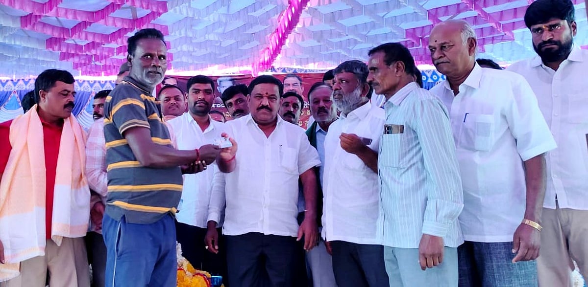  ಎಪಿಎಂಸಿ ಹಮಾಲಿ ಕಾರ್ಮಿಕರಿಗೆ ಸ್ಮಾರ್ಟ್‌ಕಾರ್ಡ್