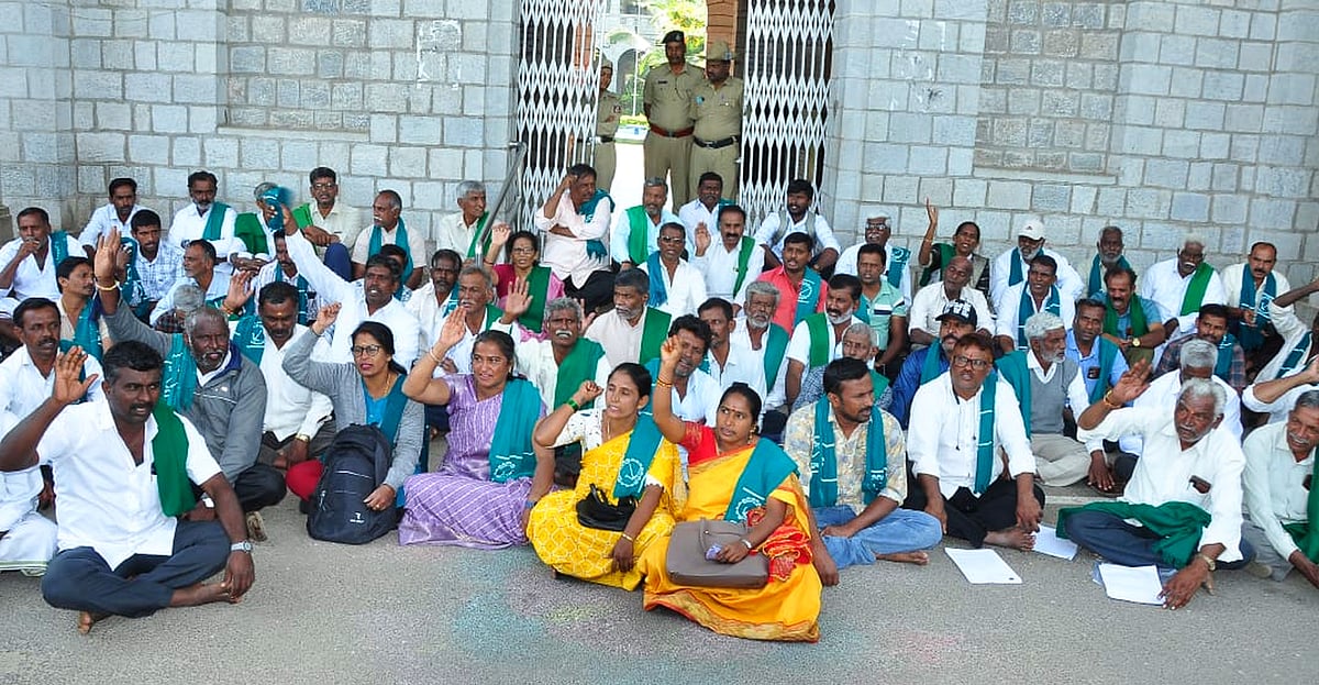 ಮಂಡ್ಯ: ತಂಬಾಕು ಬೆಳೆಗೆ ವೈಜ್ಞಾನಿಕ ಬೆಲೆ ನೀಡಲು ಆಗ್ರಹಿಸಿ ಪ್ರತಿಭಟನೆ