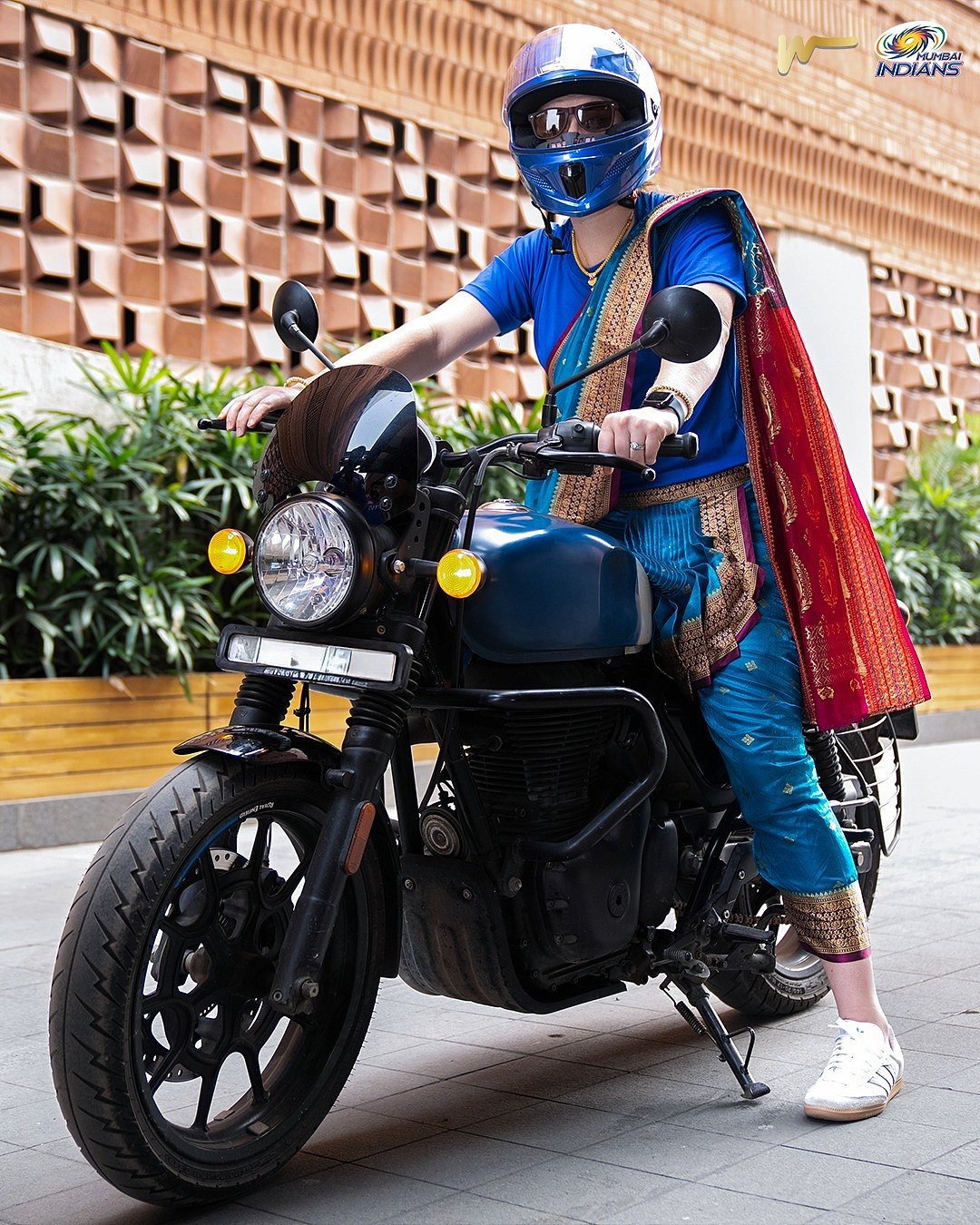 WPL: ನೀಲಿ ಸೀರೆಯುಟ್ಟು ರಾಯಲ್ ಎನ್‌ಫೀಲ್ಡ್ ಬೈಕ್‌ ಏರಿ ಬಂದ ಇಂಗ್ಲೆಂಡ್ ಆಟಗಾರ್ತಿ