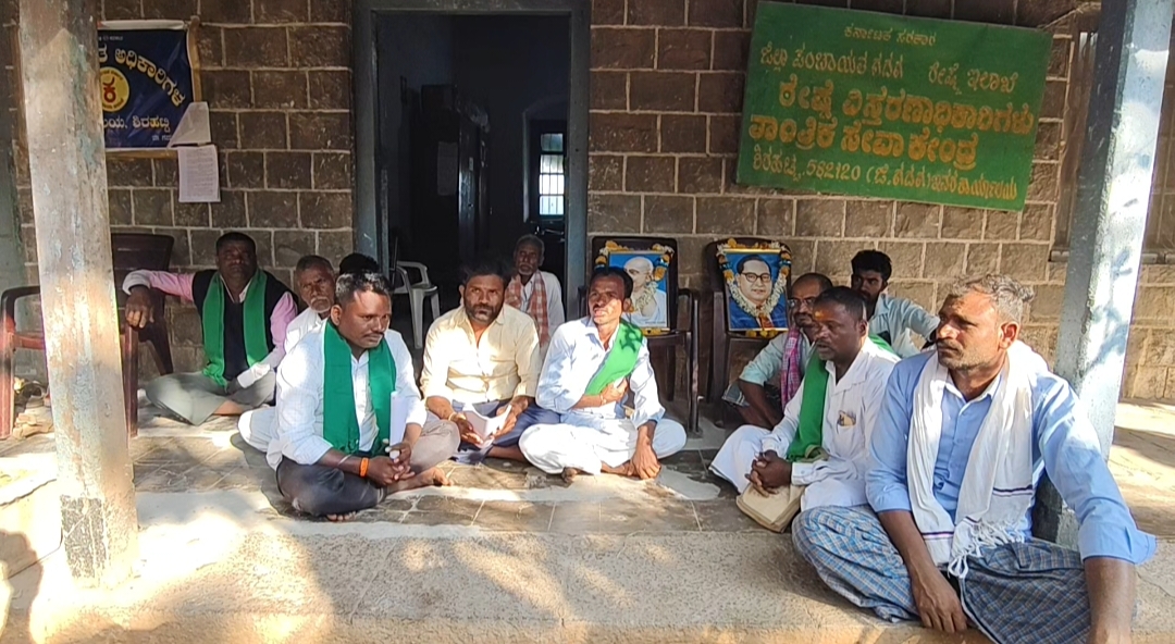 ರೇಷ್ಮೆ ಇಲಾಖೆಯ ಡಿಡಿ ವರ್ಗಾವಣೆಗೆ ಪಟ್ಟು ಹಿಡಿದ ರೈತರು ಶಿರಹಟ್ಟಿಯ ರೇಷ್ಮೆ ಇಲಾಖೆಯ ಎದುರು ಸೋಮವಾರ ಧರಣಿ ನಡೆಸಿದರು.