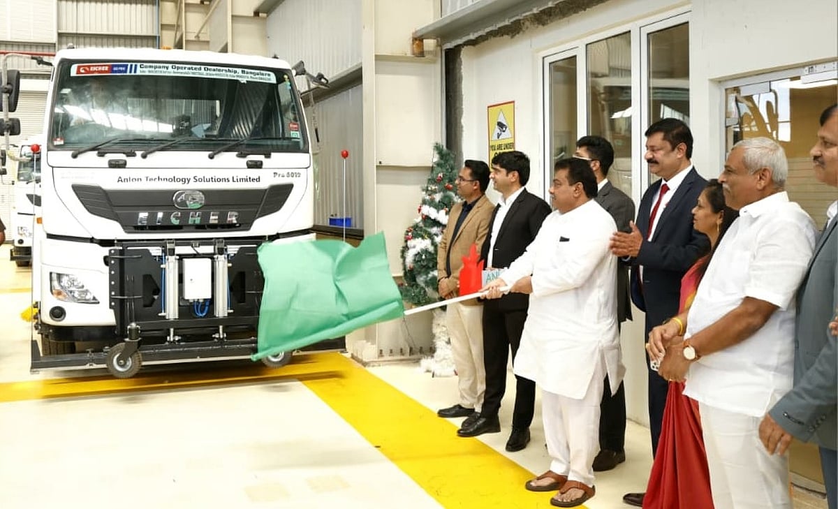 ‘ರನ್‌ ವೇ ಕ್ಲೀನಿಂಗ್‌’ ಯಂತ್ರ: ನೋಯ್ಡಾ ವಿಮಾನ ನಿಲ್ದಾಣಕ್ಕೆ ಸ್ವಚ್ಛತಾ ವಾಹನ