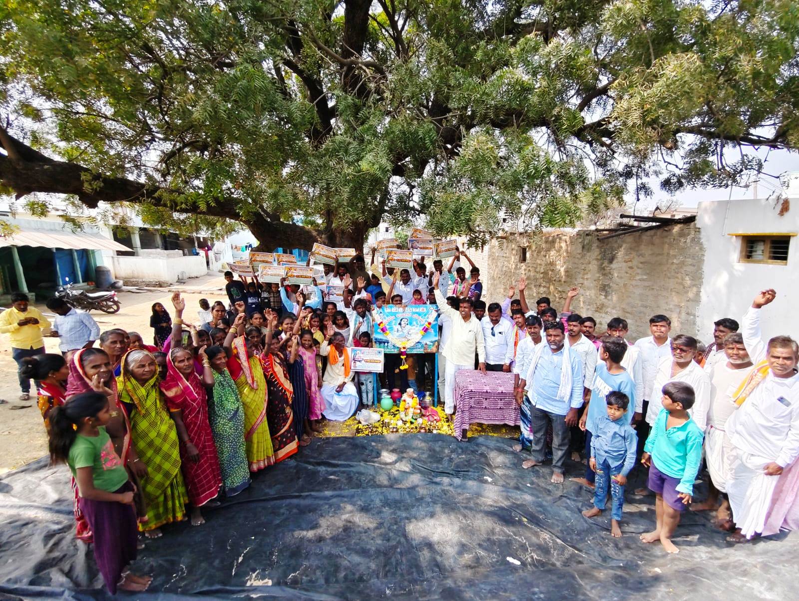 ಸೈದಾಪುರ ಸಮೀಪದ ನೀಲಹಳ್ಳಿ ಗ್ರಾಮದಲ್ಲಿ ಅಂಬಿಗರ ಚೌಡಯ್ಯ ಜಯಂತಿಯ ಭಿತ್ತಿ ಪತ್ರಗಳನ್ನು ಬಿಡುಗಡೆಗೊಳಿಸಿ ಕೋಲಿ ಸಮಾಜದ ಜನ ಜಾಗೃತಿ ಅಭಿಯಾನಕ್ಕೆ ಅದ್ದೂರಿ ಚಾಲನೆ. ಉಮೇಶ.ಕೆ ಮುದ್ನಾಳ ಸೇರಿದಂತೆ ಗ್ರಾಮಸ್ಥರು ಭಾಗವಹಿಸಿದ್ದರು.