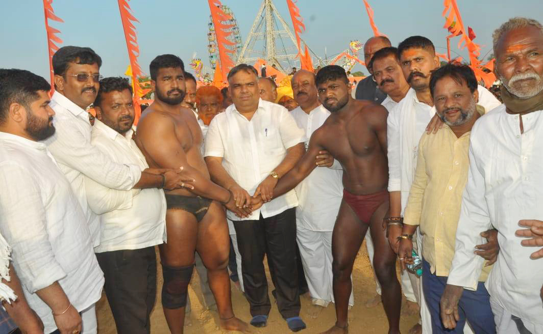 ಶಿಗ್ಗಾವಿ ತಾಲ್ಲೂಕಿನ ಬಂಕಾಪುರ-ಮುನವಳ್ಳಿ ಗ್ರಾಮದ ತೋಪಿನ ದುಗರ್ಾದೇವಿ ಜಾತ್ರಾ ಮಹೋತ್ಸವದ ಅಂಗವಾಗಿ ಸೋಮವಾರ ನಡೆದ ರಾಜ್ಯ ಮಟ್ಟದ ಜಂಗೀ ಬೈಲು ಕುಸ್ತಿ ಸ್ಪಧರ್ೆಗೆ ಶಾಸಕ ಯಾಸೀರ್ ಅಮಹಮ್ದಖಾನ್ ಪಠಾಣ ಚಾಲನೆ ನೀಡಿದರು.