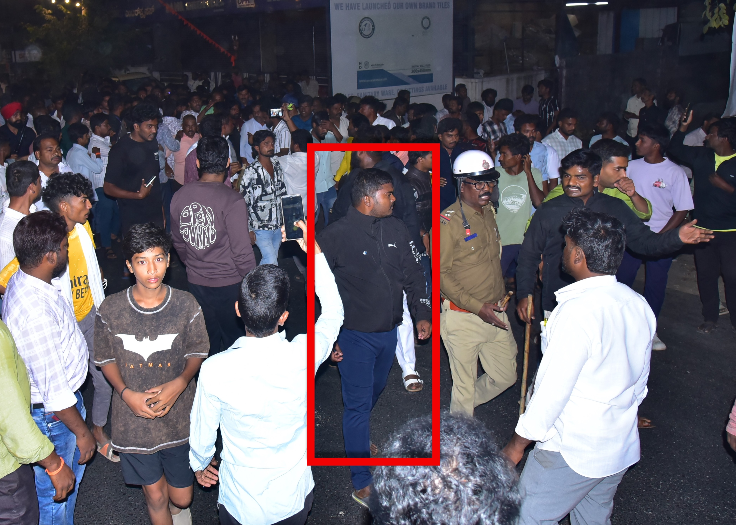 ಗುಂಡೇಟು ತಗುಲಿ ಸಾವಿಗೀಡಾಗುವುದಕ್ಕೂ ಮೊದಲು ಘರ್ಷಣೆಯಲ್ಲಿ ಭಾಗಿಯಾಗಿರುವ ರಾಜಶೇಖರ 