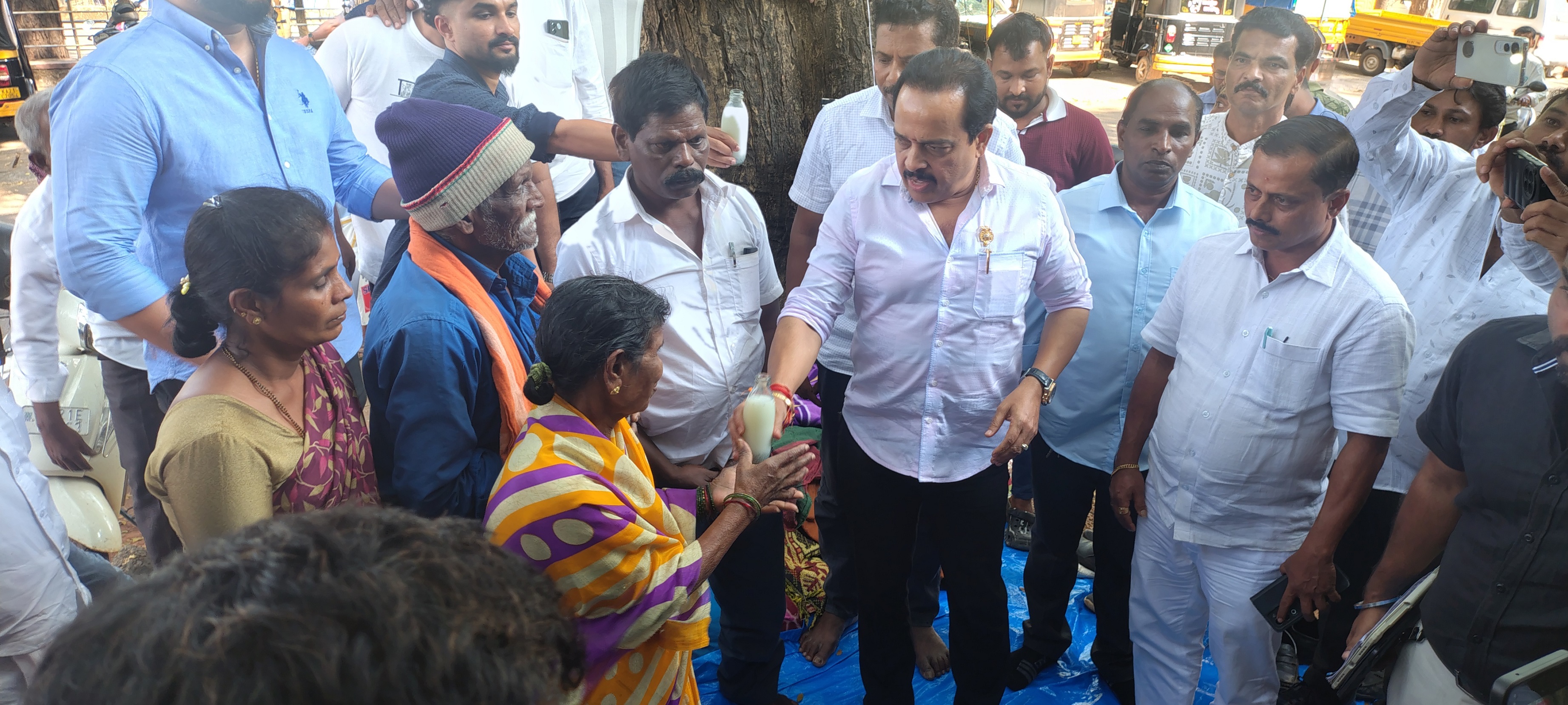 ಧರಣಿ ನಿರತರಿಗೆ ಶಾಸಕ ತಂಪು ಪಾನೀಯ ನೀಡುವ ಮೂಲಕ ಧರಣಿ ಅಂತ್ಯಗೊಳಿಸಿದರು