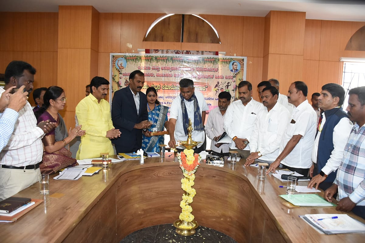 ಬುಡಕಟ್ಟು ಜನರ ಸಮಸ್ಯೆ ಪರಿಹರಿಸಿ: ಅಧಿಕಾರಿಗಳಿಗೆ ಸಚಿವ ಸತೀಶ ಜಾರಕಿಹೊಳಿ ಸೂಚನೆ