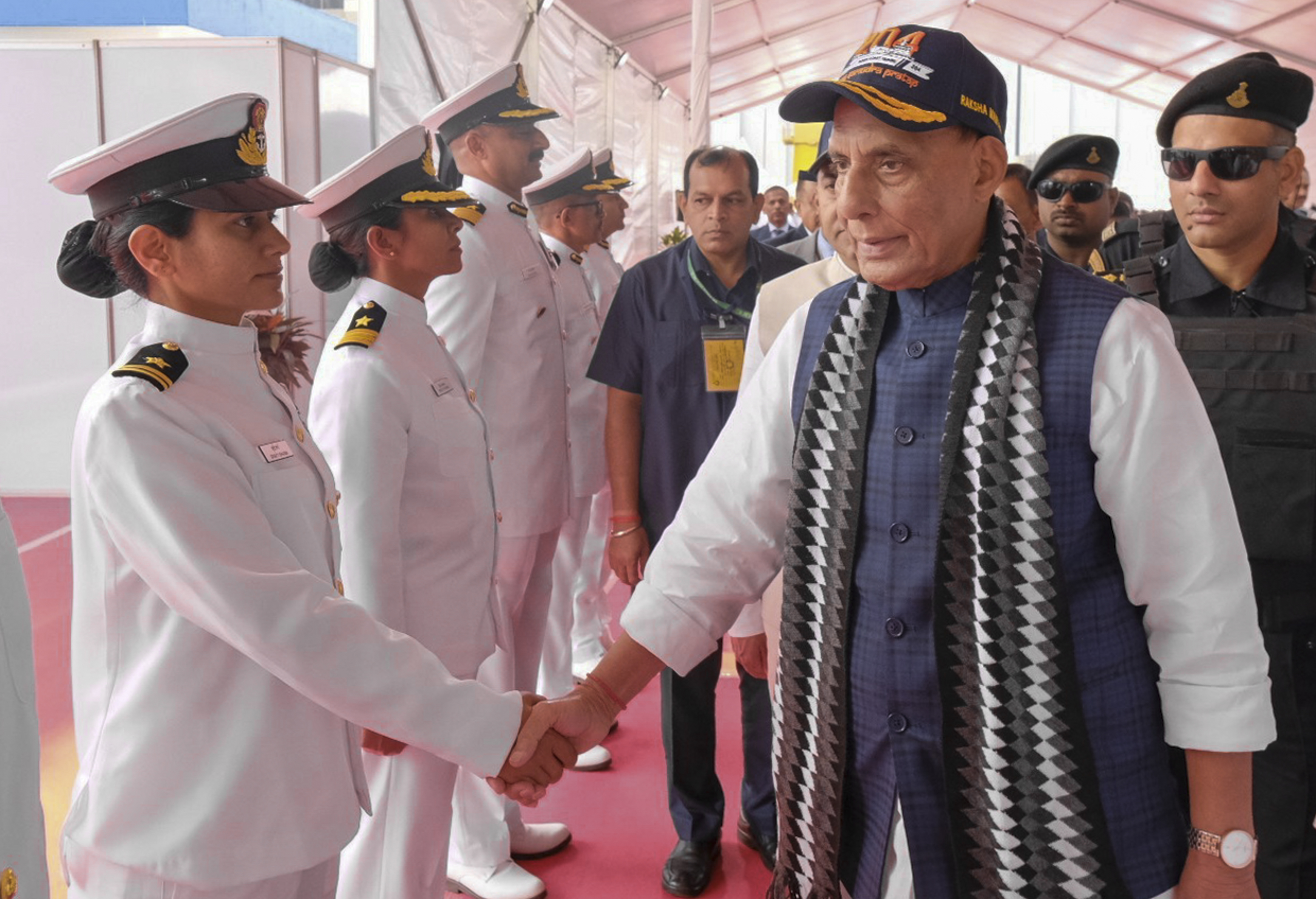 ಕರಾವಳಿ ಪಡೆಗೆ ‘ಸಮುದ್ರ ಪ್ರತಾಪ್‌’ ನೌಕೆಯನ್ನು ಸೇರ್ಪಡೆಗೊಳಿಸುವ ಸಮಾರಂಭದಲ್ಲಿ ಭಾಗಿಯಾದ ರಕ್ಷಣಾ ಸಚಿವ ರಾಜನಾಥ್ ಸಿಂಗ್ ಅವರು ನೌಕಾಪಡೆಯ ಮಹಿಳಾ ಅಧಿಕಾರಿಗೆ ಹಸ್ತಲಾಘವ ನೀಡಿದರು 