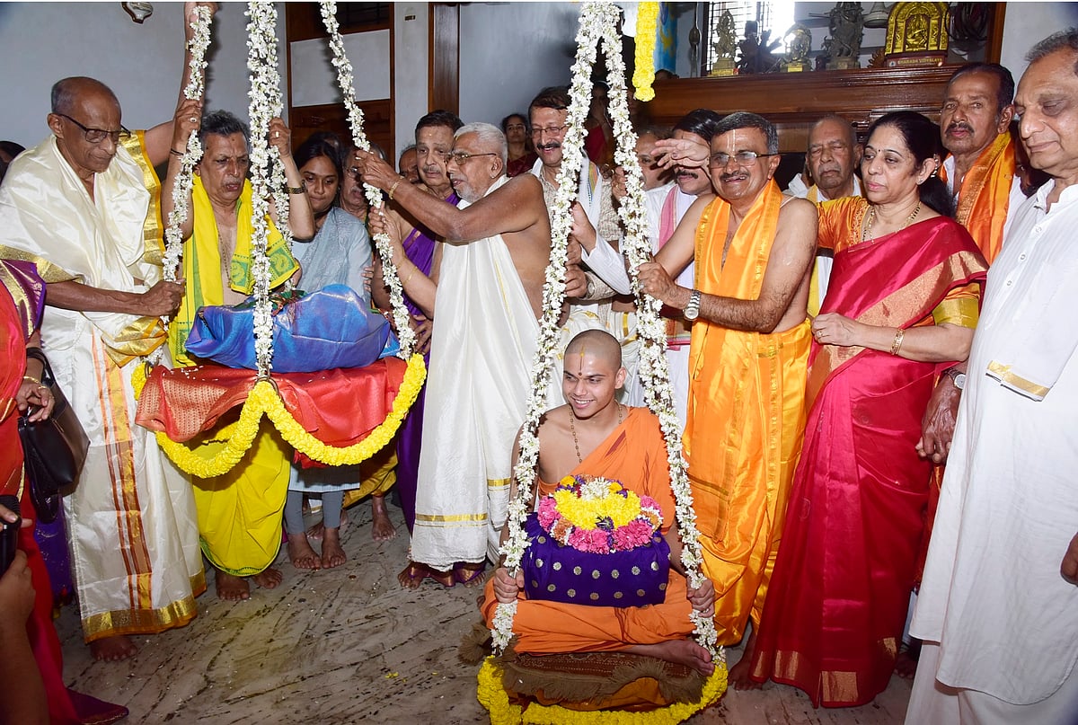 ಮಂಗಳೂರು | ಶೀರೂರು ಶ್ರೀಗಳ ತುಲಾಭಾರದ ಸಂಭ್ರಮ