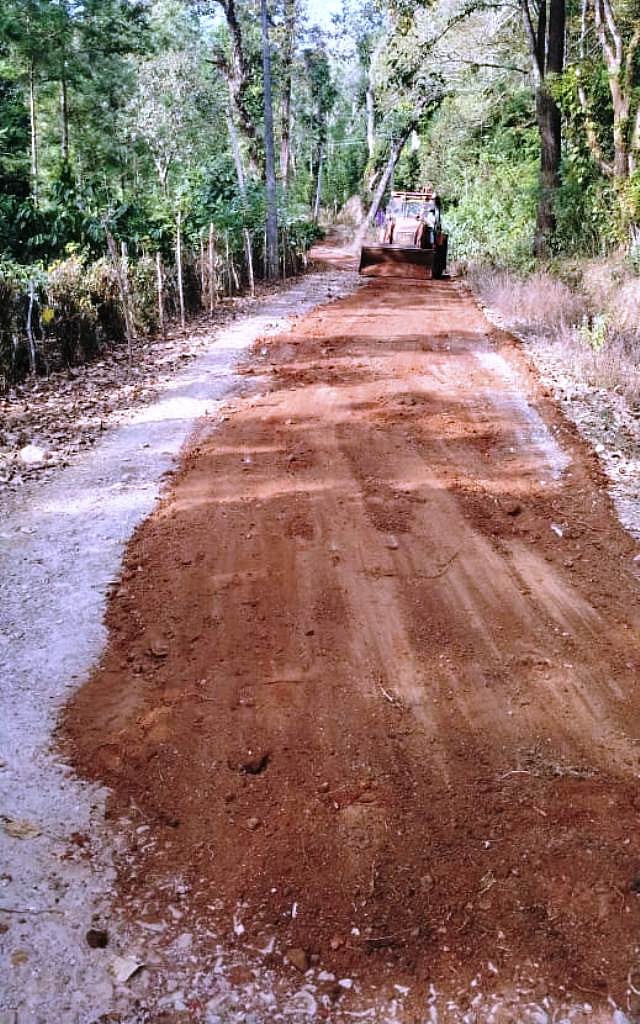 ಬಾಳೆಹೊನ್ನೂರು | ರಸ್ತೆ ದುರಸ್ತಿ ಮಾಡಿಸಿದ ಗ್ರಾಮಸ್ಥರು!
