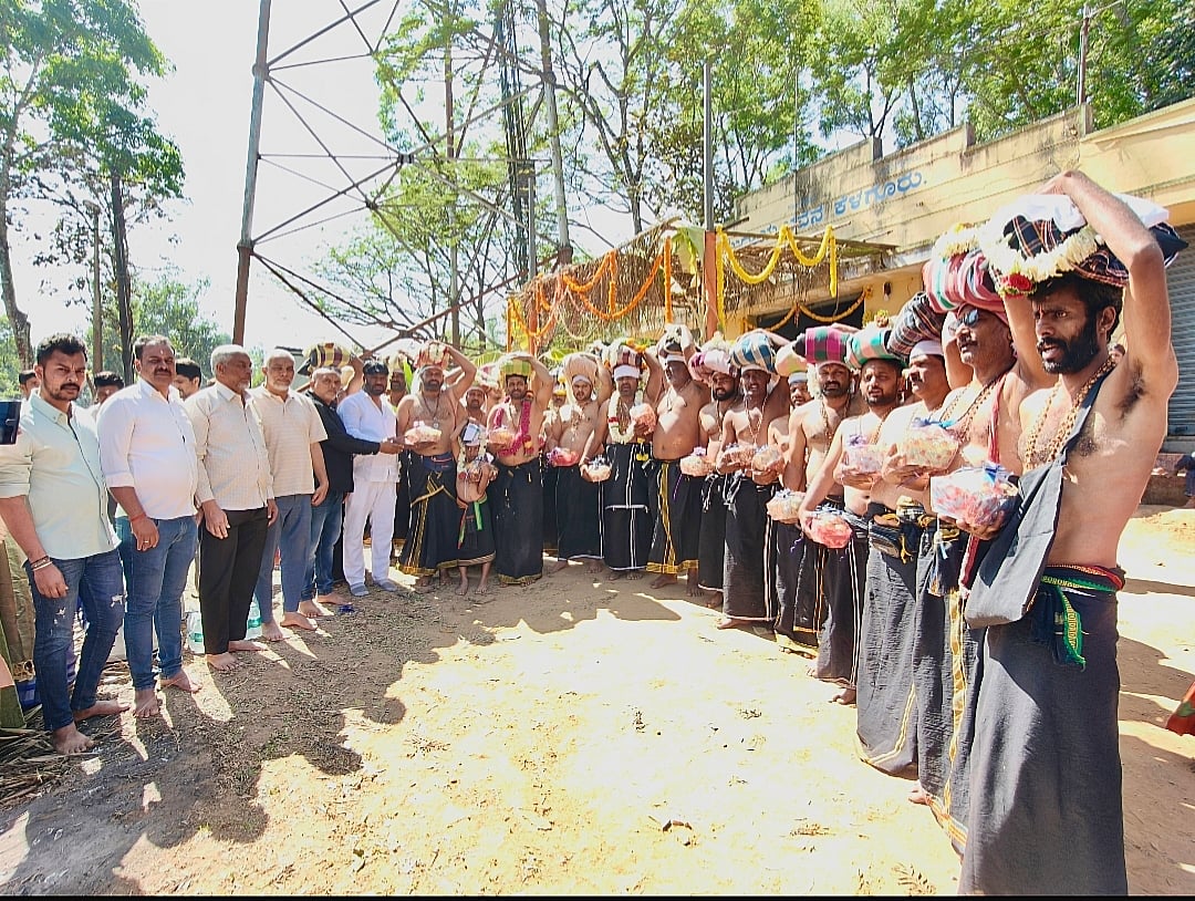 ಆಲ್ದೂರು | ಅಯ್ಯಪ್ಪ ಮಾಲಾಧಾರಿಗಳಿಗೆ ಬ್ಯಾರಿ ಮುಸ್ಲಿಮರಿಂದ ಬೀಳ್ಕೊಡುಗೆ