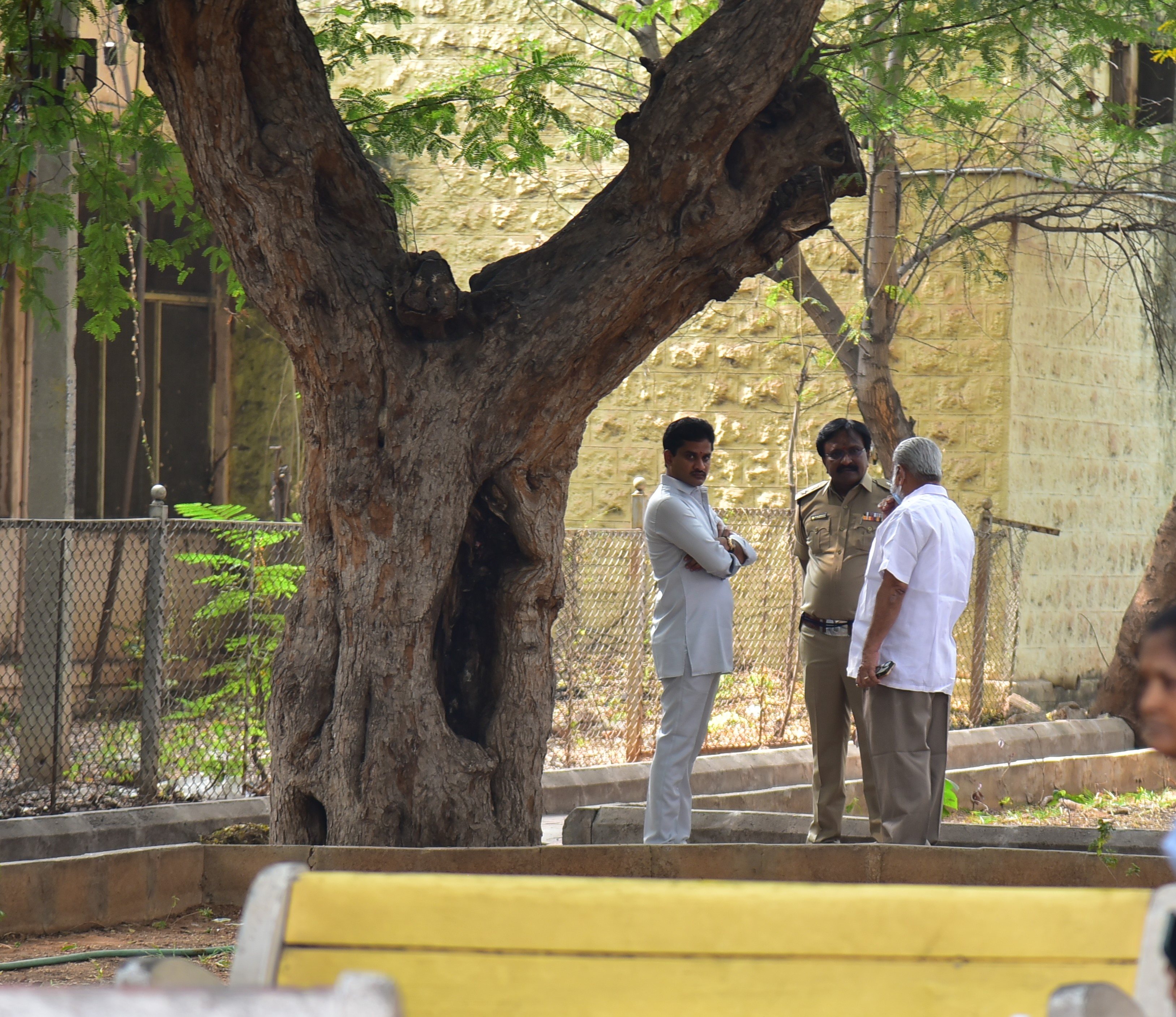 ವಿಮ್ಸ್‌ನ ಶವಾಗಾರದ ಎದುರು ಬಳ್ಳಾರಿ ಹೆಚ್ಚುವರಿ ಎಸ್‌ಪಿ ರವಿಕುಮಾರ್‌ ಅವರೊಂದಿಗೆ ಚರ್ಚೆ ನಡೆಸುತ್ತಿರುವ ಶಾಸಕ ನಾರಾ ಭರತ್‌ ರೆಡ್ಡಿ ಮತ್ತು ಚಿಕ್ಕಪ್ಪ ಪ್ರತಾಪ್‌ ರೆಡ್ಡಿ 