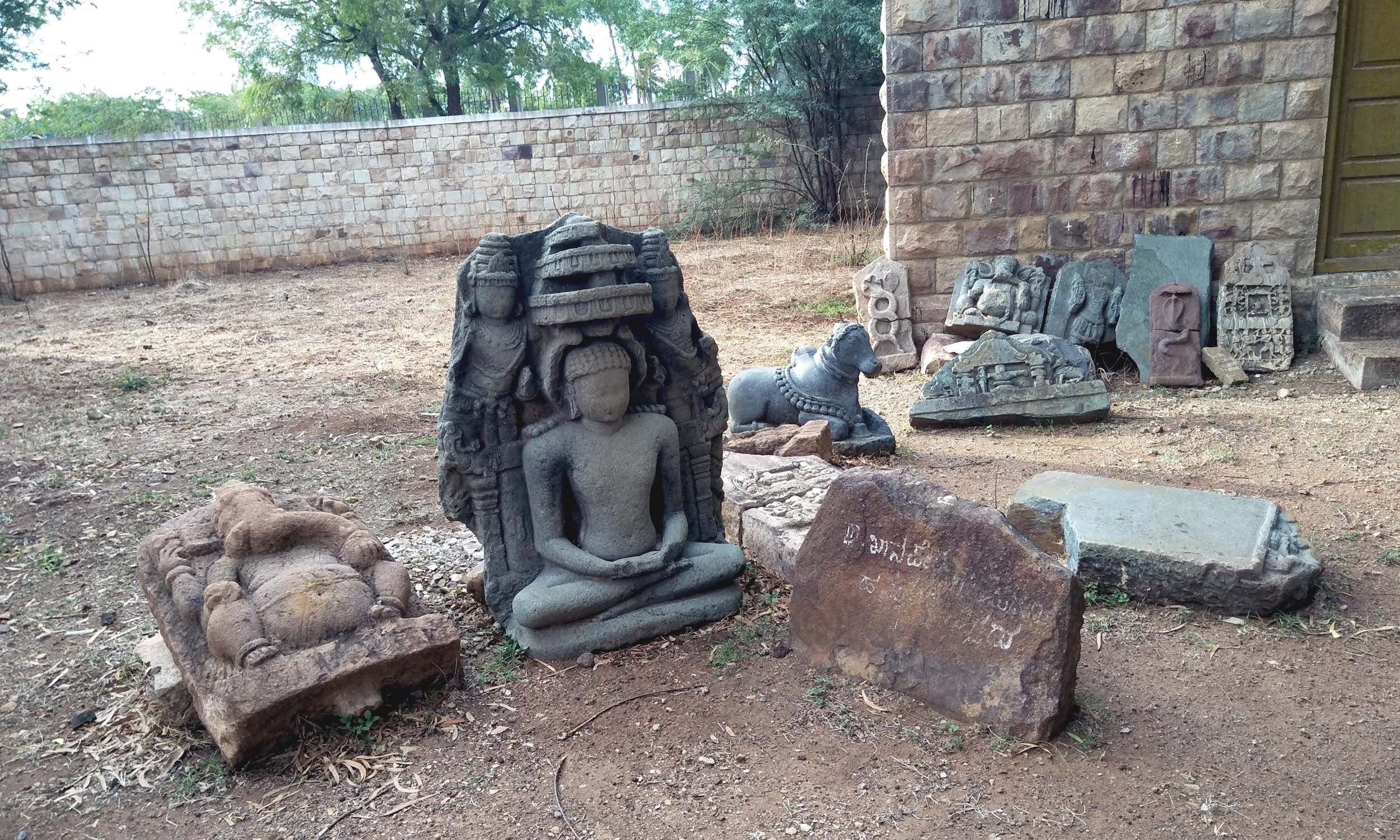 ಮ್ಯೂಸಿಯಂನಲ್ಲಿ ಎಲ್ಲೆಂದರಲ್ಲಿ ಕಲ್ಲಿನ ಮೂರ್ತಿಗಳನ್ನು ತಂದು ಇಟ್ಟಿರುವುದು