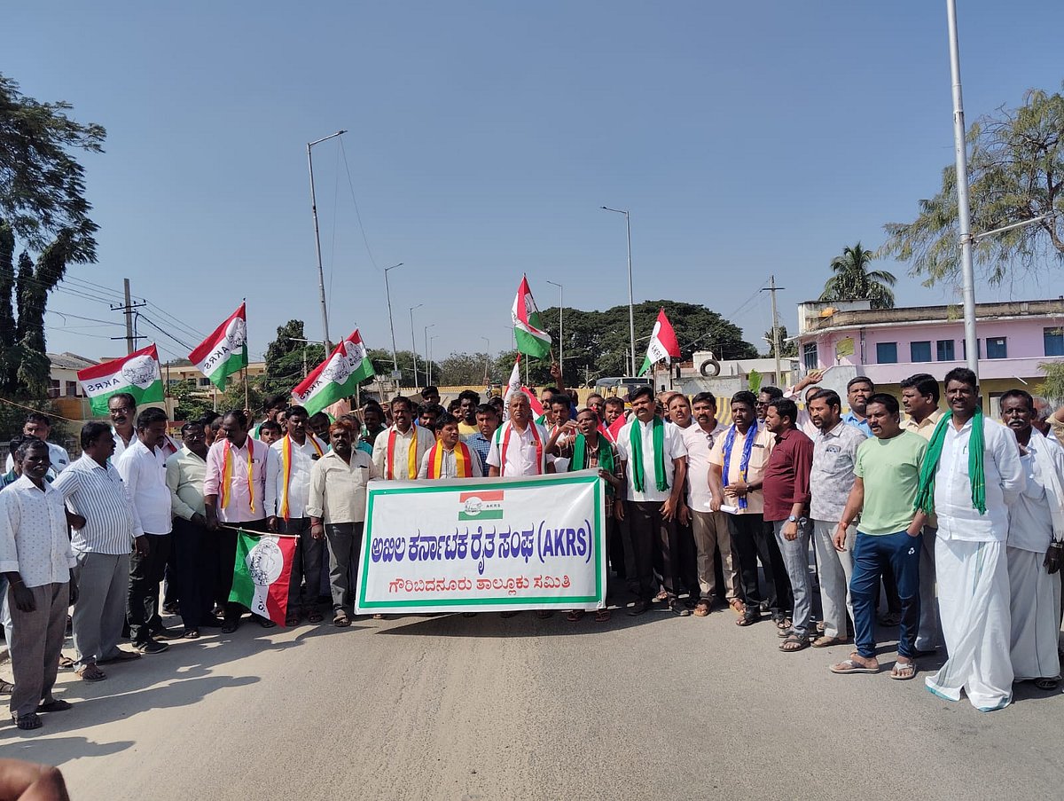 ಗೌರಿಬಿದನೂರು: ಹೆದ್ದಾರಿ ಅಭಿವೃದ್ಧಿಗೆ ಒತ್ತಾಯಿಸಿ ಪ್ರತಿಭಟನೆ