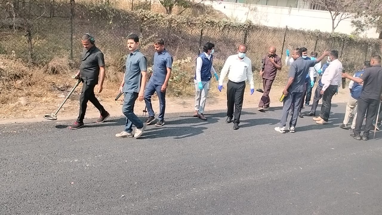 ಬಳ್ಳಾರಿ ನಗರದ ಸಿರುಗುಪ್ಪ ರಸ್ತೆಯ ಅವ್ವಂಬಾವಿಯ ಘಟನಾ ಸ್ಥಳದಲ್ಲಿ ಸೋಮವಾರ  ರಿಶೀಲನೆ ನಡೆಸುತ್ತಿರುವ ಬಾಂಬ್‌ ನಿಷ್ಕ್ರಿಯ ದಳದ ಸಿಬ್ಬಂದಿ 