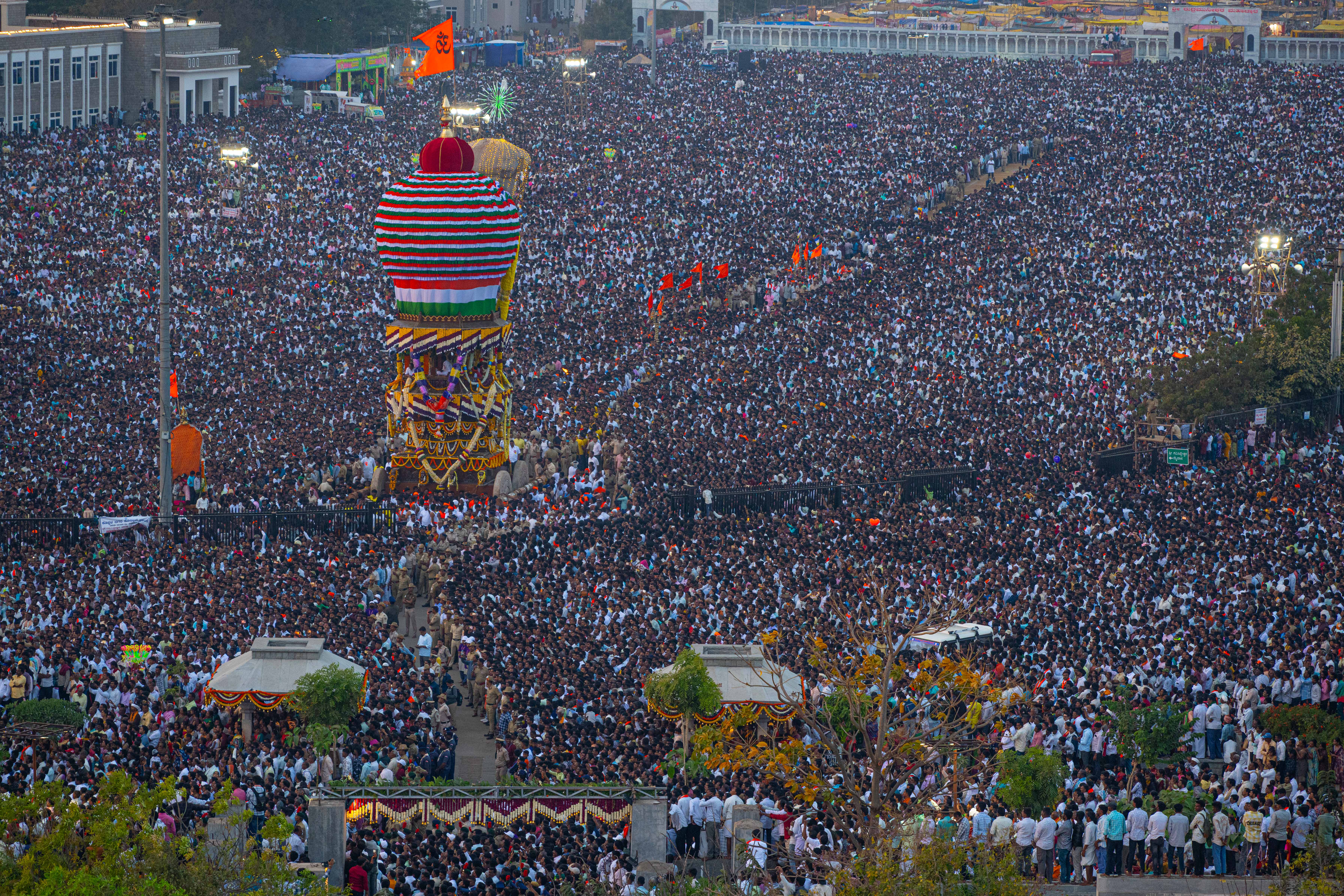 ಕೊಪ್ಪಳದ ಗವಿಸಿದ್ಧೇಶ್ವರ ಮಠದ ಜಾತ್ರಾ ಮಹೋತ್ಸವದಲ್ಲಿ ಪಾಲ್ಗೊಂಡಿದ್ದ ಲಕ್ಷಾಂತರ ಭಕ್ತರ ನಡುವೆ ಸಾಗಿದ ರಥ ಪ್ರಜಾವಾಣಿ ಚಿತ್ರ: ಭರತ್ ಕಂದಕೂರ