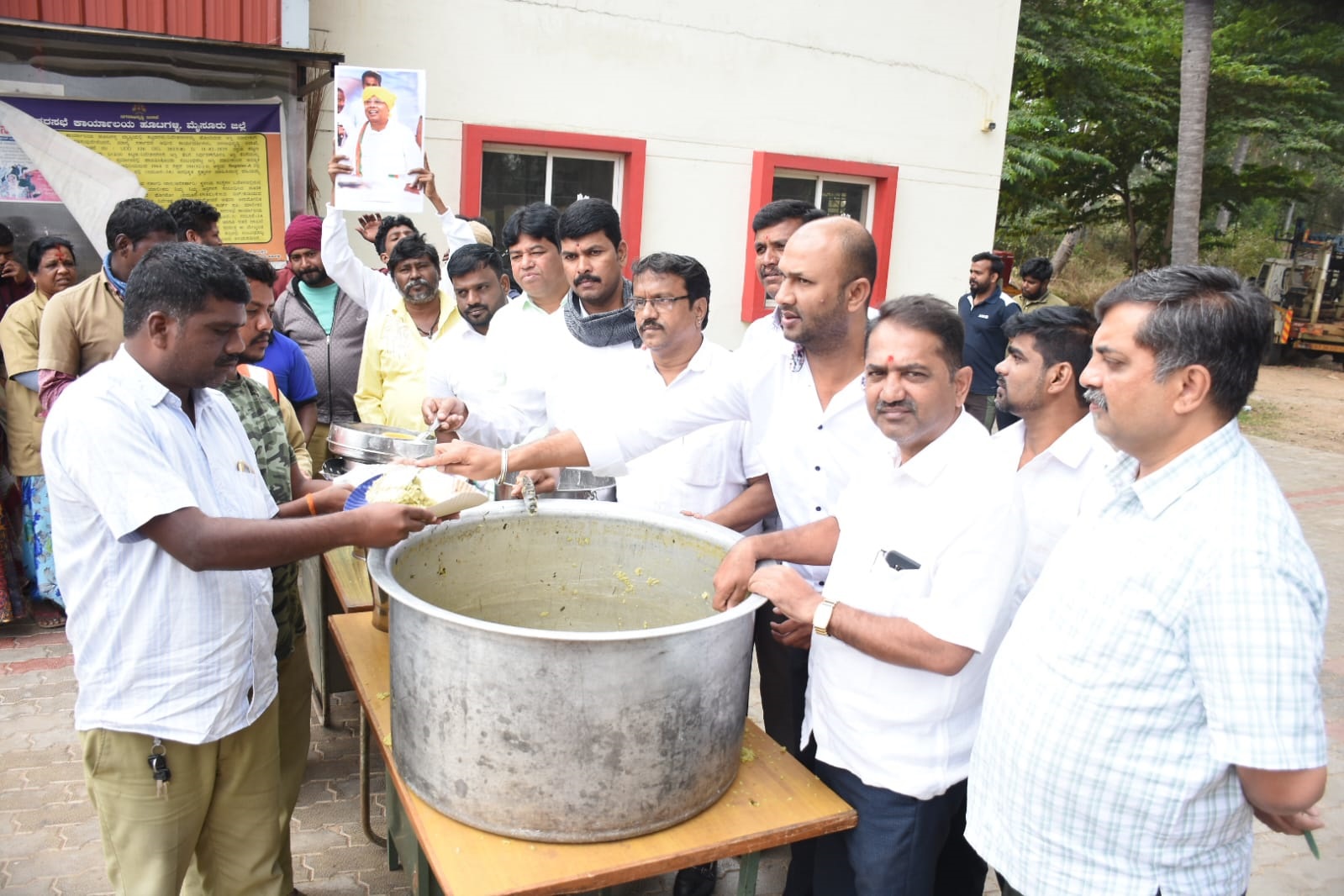 ಮೈಸೂರಿನ ಹೂಟಗಳ್ಳಿಯಲ್ಲಿ ‘ಸಿದ್ದರಾಮಯ್ಯ ಬ್ರಿಗೇಡ್‌’ ಅಧ್ಯಕ್ಷ ಹಿನಕಲ್ ಉದಯ್‌ ಮತ್ತು ಅಭಿಮಾನಿಗಳು ಪೌರಕಾರ್ಮಿಕರಿಗೆ ನಾಟಿಕೋಳಿ ಬಿರಿಯಾನಿ ವಿತರಿಸಿದರು 