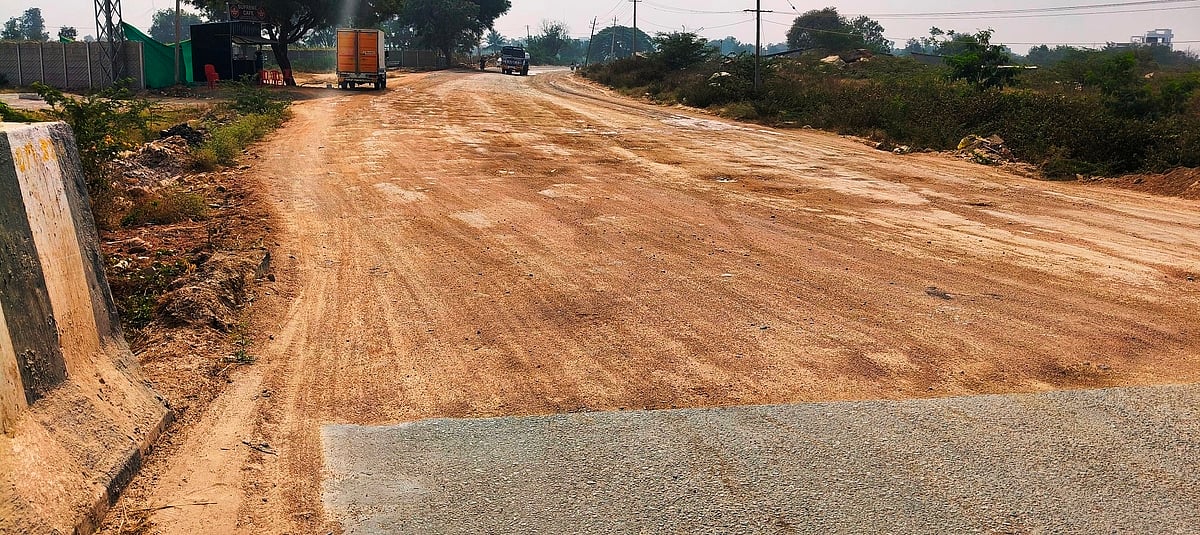 ಲಿಂಗಸುಗೂರು| ನಿಧಾನಗತಿಯ ಕಾಮಗಾರಿ: ಸವಾರರಿಗೆ ಕಿರಿ ಕಿರಿ