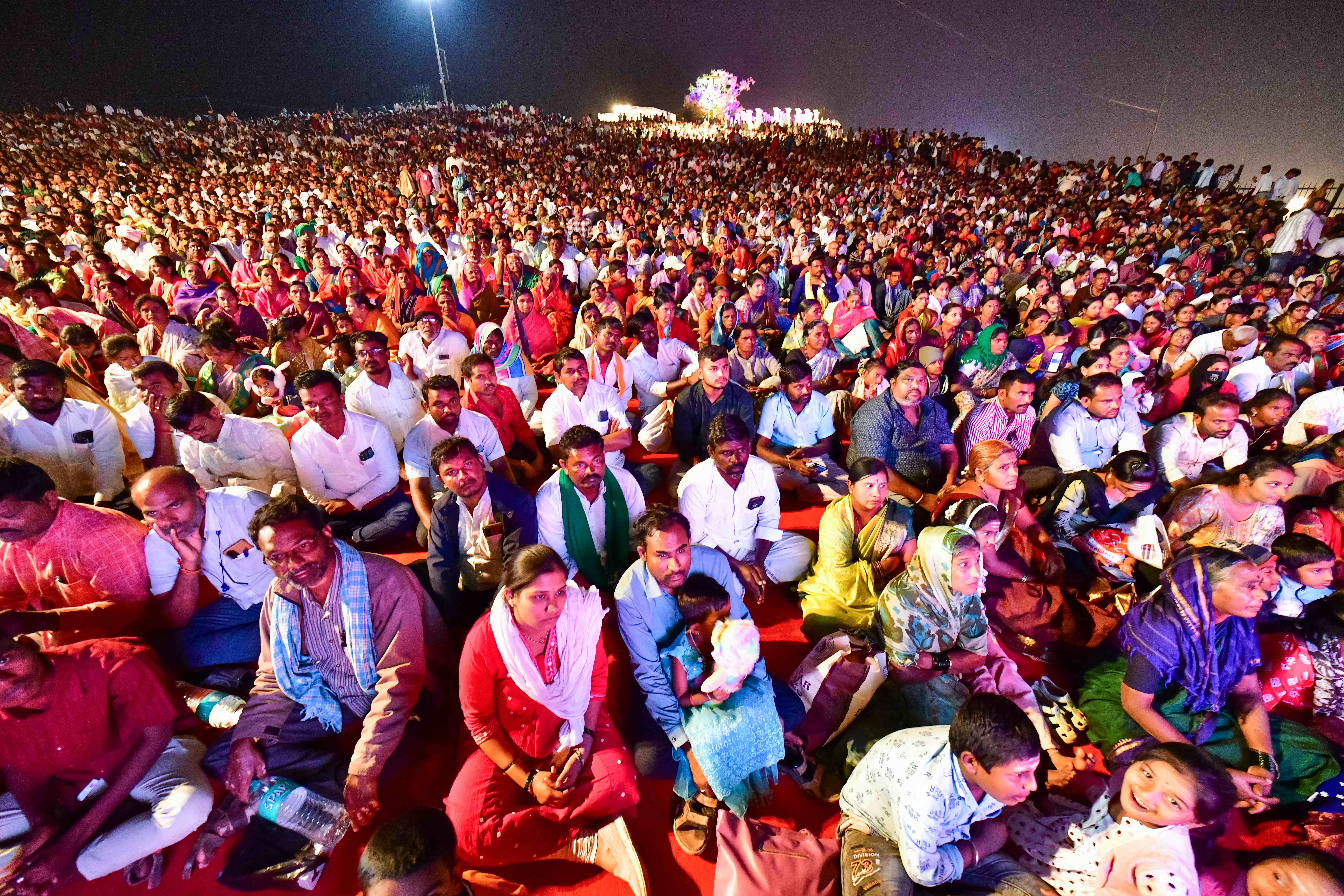 ಕಾರ್ಯಕ್ರಮದಲ್ಲಿ ಪಾಲ್ಗೊಂಡಿದ್ದ ಜನ