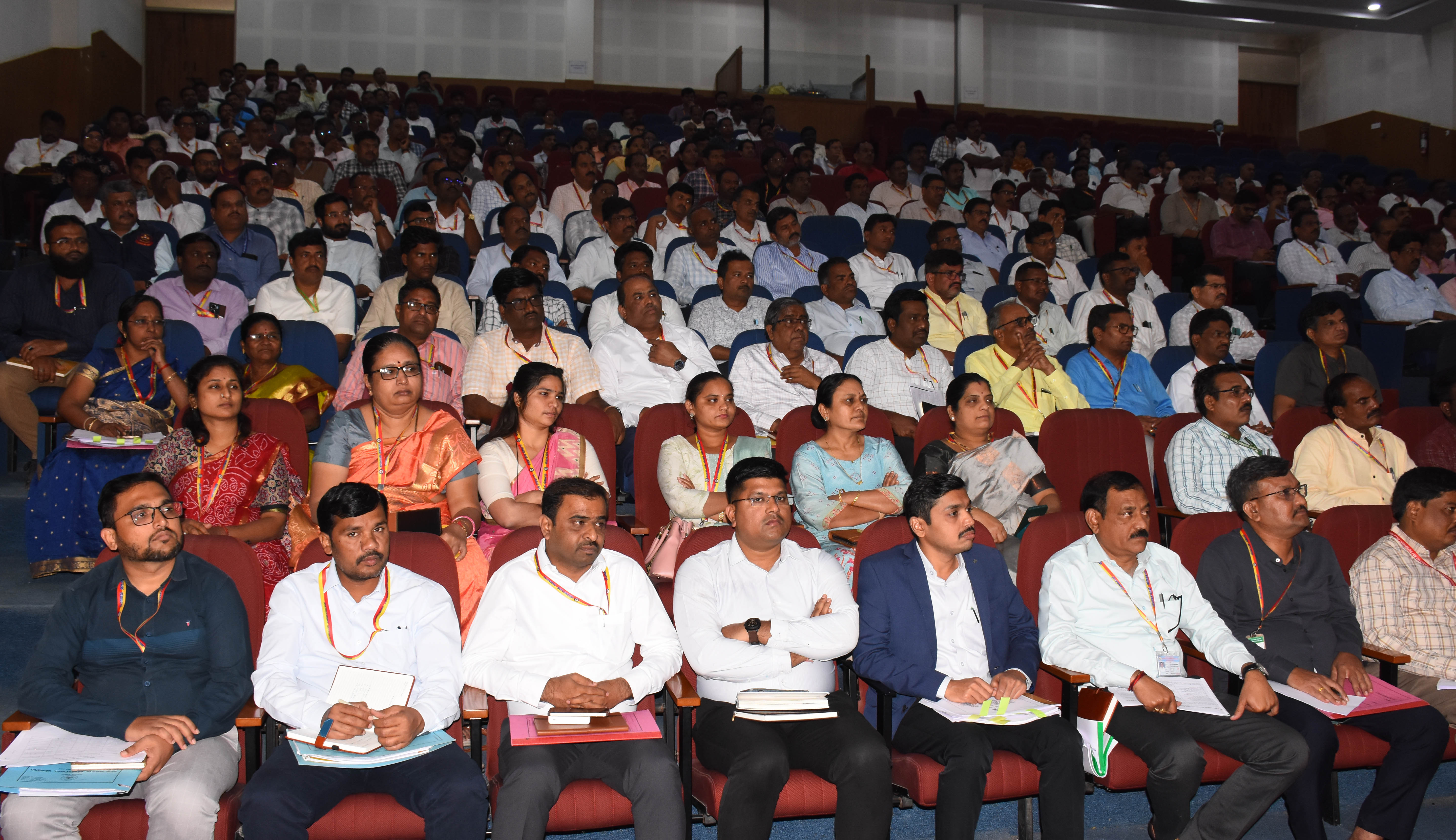 ಯಾದಗಿರಿಯಲ್ಲಿ ಮಂಗಳವಾರ ನಡೆದ ಜಿಲ್ಲಾ ಮಟ್ಟದ ಅಧಿಕಾರಿಗಳ ಸಭೆಯಲ್ಲಿ ಪಾಲ್ಗೊಂಡಿದ್ದ ಅಧಿಕಾರಿಗಳು