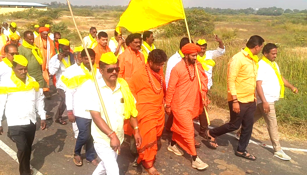 ಚಿತ್ತಾಪುರ ತಾಲ್ಲೂಕಿನ ಕರದಾಳದ ಬ್ರಹ್ಮಶ್ರೀ ನಾರಾಯಣಗುರು ಶಕ್ತಿ ಪೀಠದಿಂದ ಪೀಠಾಧಿಪತಿ ಪ್ರಣವಾನಂದ ಸ್ವಾಮೀಜಿ ಅವರು ಈಡಿಗ ಸಮುದಾಯದ ಬೆಡಿಕೆಗಳ ಈಡೇರಿಕೆಗೆ ಒತ್ತಾಯಿಸಿ ಮಂಗಳವಾರ ಬೆಂಗಳೂರಿಗೆ ಪಾದಯಾತ್ರೆ ಆರಂಭಿಸಿದರು