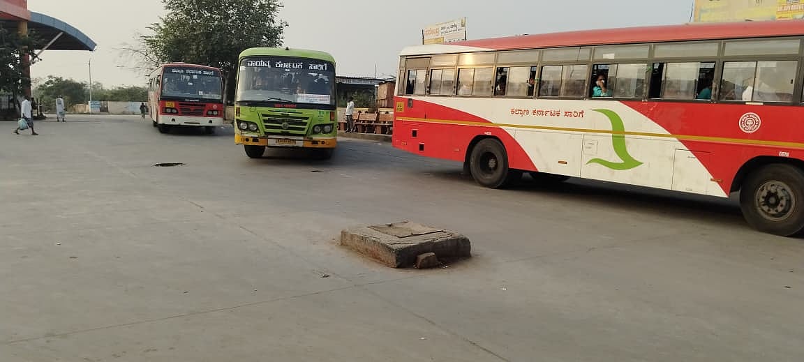 ಬಸ್ ಚಾಲಕರಿಗೆ ದುಃಸ್ವಪ್ನವಾದ ಅವೈಜ್ಞಾನಿಕ ಮ್ಯಾನ್ ಹೋಲ್: ಸಂಚಾರಕ್ಕೆ ಸಂಚಕಾರ