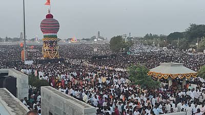 ಗವಿಮಠದ ವಿಶಾಲವಾದ ಆವರಣದಿಂದ ಆರಂಭವಾದ ಮಹಾರಥೋತ್ಸವದ ಯಾತ್ರೆ ಸುರಕ್ಷಿತವಾಗಿ ಪಾದಗಟ್ಟೆ ಮುಟ್ಟಿ ವಾಪಸ್‌ ಸ್ವ ಸ್ಥಾನಕ್ಕೆ ಬರುತ್ತಿದ್ದಂತೆ ಜನ ಚಪ್ಪಾಳೆ ಹೊಡೆದು ಸಂಭ್ರಮಿಸಿದರು.