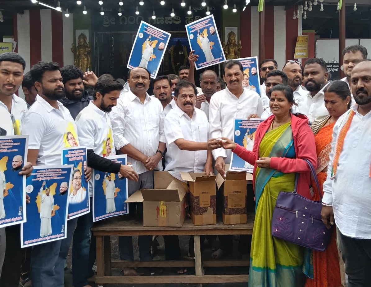 ಅಗ್ರಹಾರದ 101 ಗಣಪತಿ ದೇಗುಲಕ್ಕೆ ಪೂಜೆ ಸಲ್ಲಿಸಿದ ಕಾಂಗ್ರೆಸ್‌ ಮುಖಂಡರಾದ ಎಚ್‌.ಎ.ವೆಂಕಟೇಶ್‌ ಎಂ.ಕೆ.ಸೋಮಶೇಖರ್‌ ಆರ್.ಮೂರ್ತಿ ಎಂ.ಲಕ್ಷ್ಮಣ ಸಿಹಿ ಹಂಚಿದರು