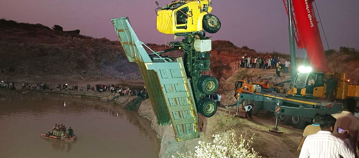 ಅಕ್ರಮ ಗಣಿಗಾರಿಕೆ ಕ್ವಾರಿಗೆ ಟಿಪ್ಪರ್ ವಾಹನ ಬಿದ್ದು ಚಾಲಕ ಸಾವು: 'ಸುಮೊಟೊ' ದಾಖಲು
