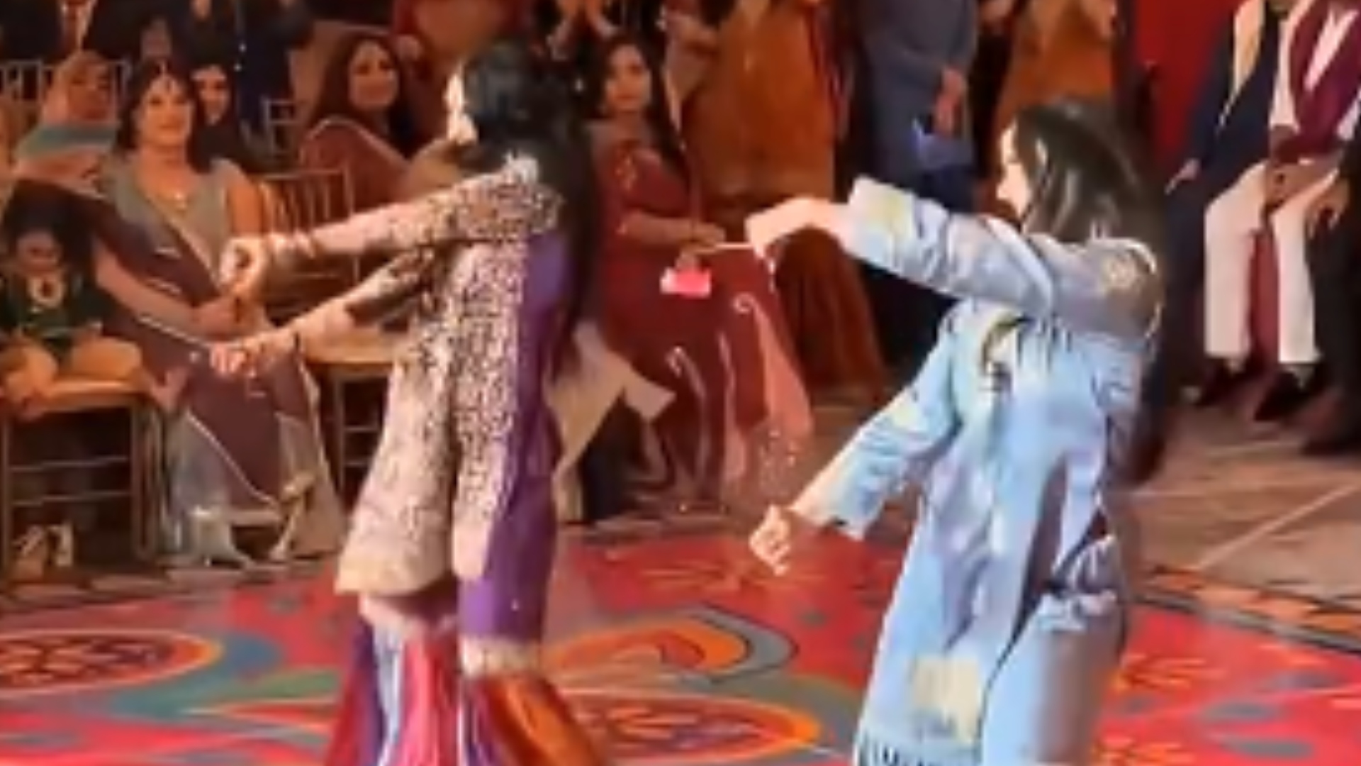 ಪಾಕಿಸ್ತಾನಿ ಯುವತಿಯರು