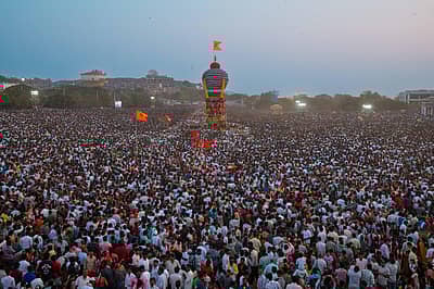 ಗವಿಮಠದ ಆವರಣದಿಂದ ಒಂದು ಕಿ.ಮೀ. ದೂರದ ಬಸವೇಶ್ವರ ವೃತ್ತದ ತನಕ ಕಣ್ಣು ಹಾಯಿಸಿದಷ್ಟೂ ದೂರ ಜನಜಂಗುಳಿಯಿದ್ದರೂ ಮಹಾರಥೋತ್ಸವಕ್ಕೆ ಚಾಲನೆ ನೀಡಿದ ಸಂದರ್ಭದಲ್ಲಿ ಗಾಢಮೌನ ಆವರಿಸಿತ್ತು.