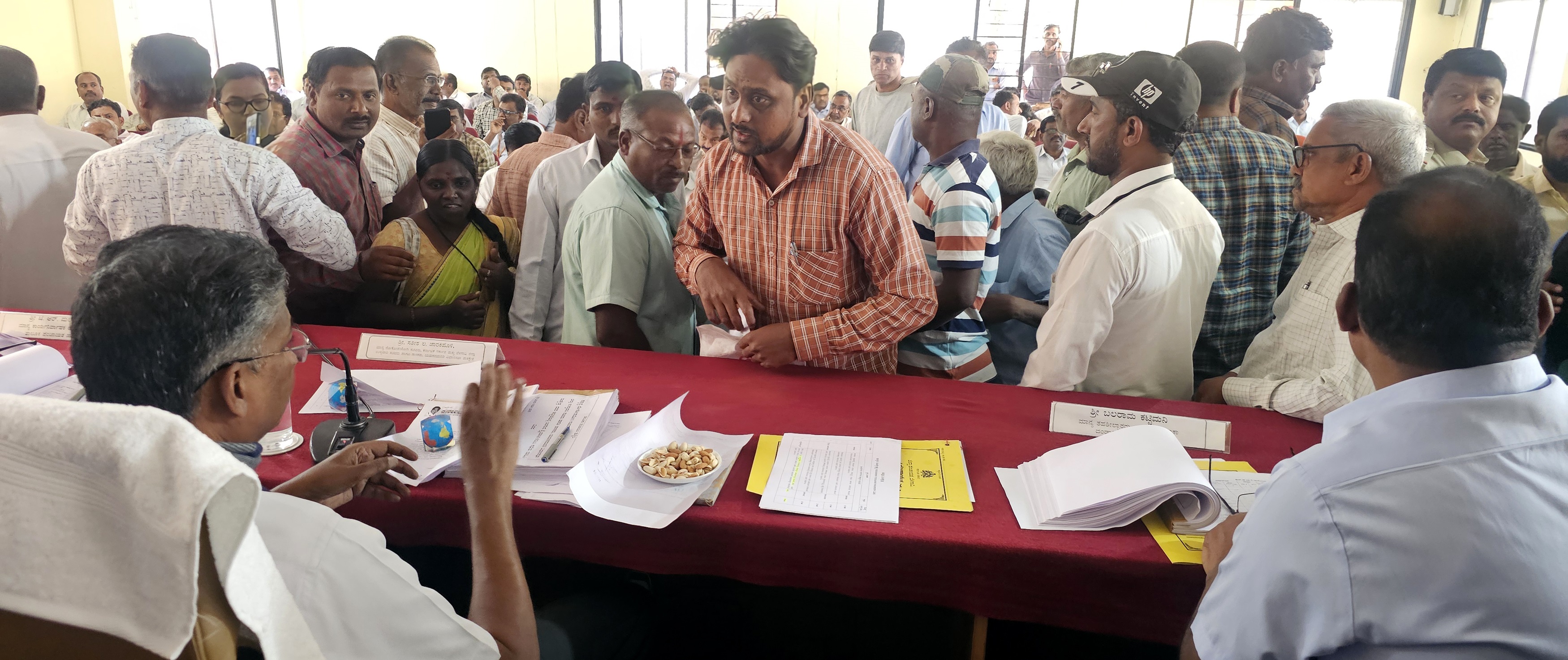ಹುಕ್ಕೇರಿಯಲ್ಲಿ ಮಂಗಳವಾರ ಜರುಗಿದ ಕುಂದು ಕೊರತೆ ಸಭೆಯಲ್ಲಿ ಸಚಿವ ಸತೀಶ್ ಜಾರಕಿಹೊಳಿ ಜನರ ಅಹವಾಲು ಆಲಿಸಿದರು