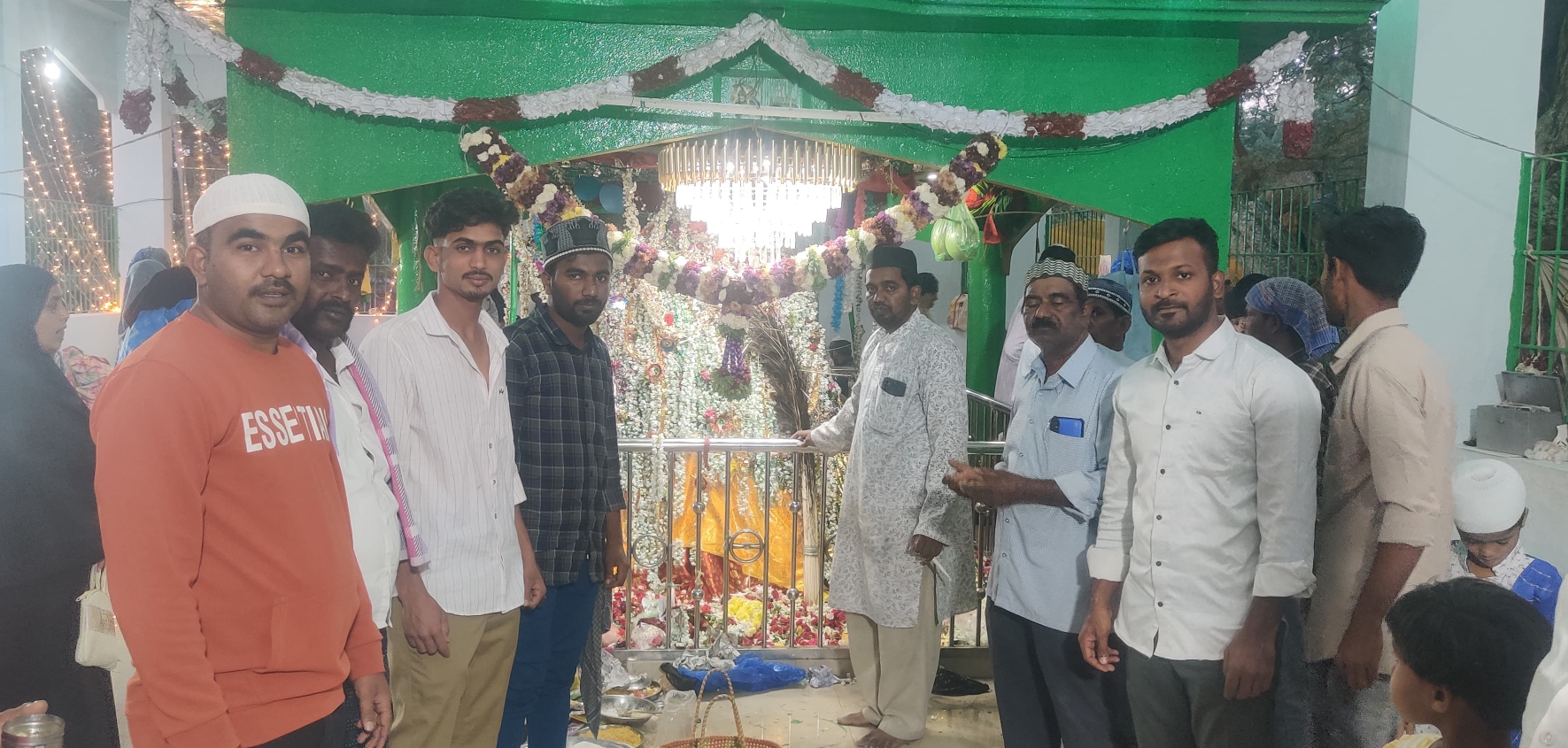 ತೆಕ್ಕಲಕೋಟೆ ಸಮೀಪದ ಹಳೇಕೋಟೆ ಗ್ರಾಮದ ಹಜರತ್ ಸೈಯ್ಯದ್ ಷಾಹ ಖಾಸೀಂವಲಿ (ರ.ಅ)ರವರ 429ನೇ ಉರುಸು ಸಂಭ್ರಮದಿಂದ ಜರುಗಿತು