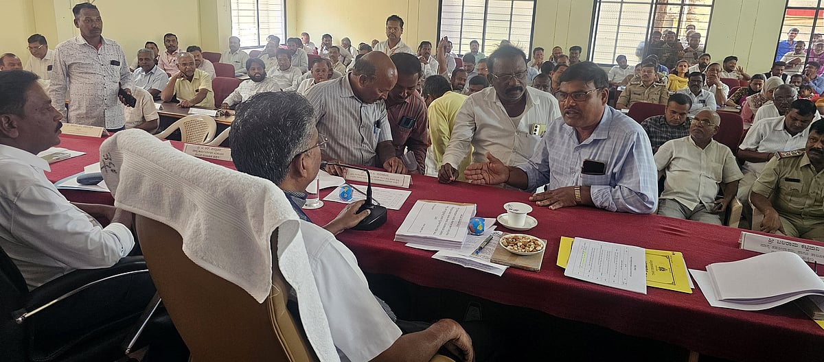 ಮುಂದಿನ ದಿನಗಳಲ್ಲಿ ಗುತ್ತಿಗೆದಾರರ ಸಭೆ ನಡೆಸಿ: ಅಧಿಕಾರಿಗಳಿಗೆ ಸಚಿವ ಸತೀಶ ಸೂಚನೆ 