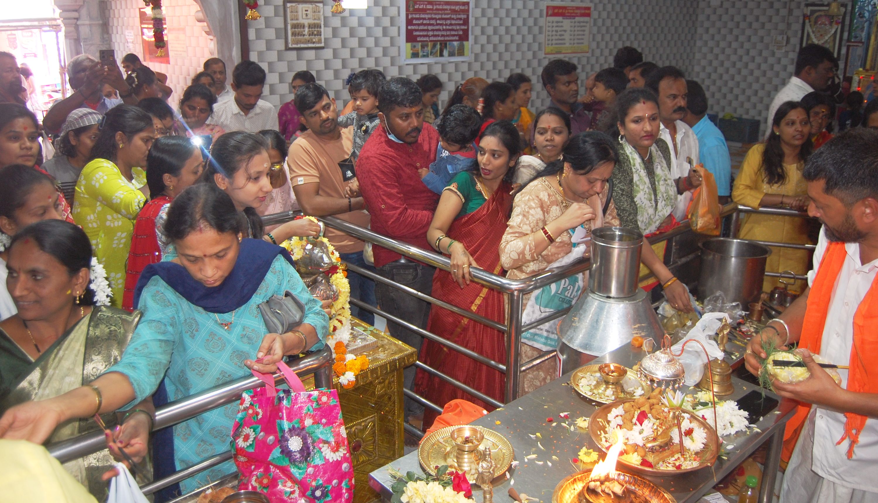 ಹುಬ್ಬಳ್ಳಿಯ ಬಾಕಳೆಗಲ್ಲಿಯ ಗಣೇಶ ದೇವಸ್ಥಾನದಲ್ಲಿ ಭಕ್ತರು ದೇವರ ದರ್ಶನ ಪಡೆದರು 