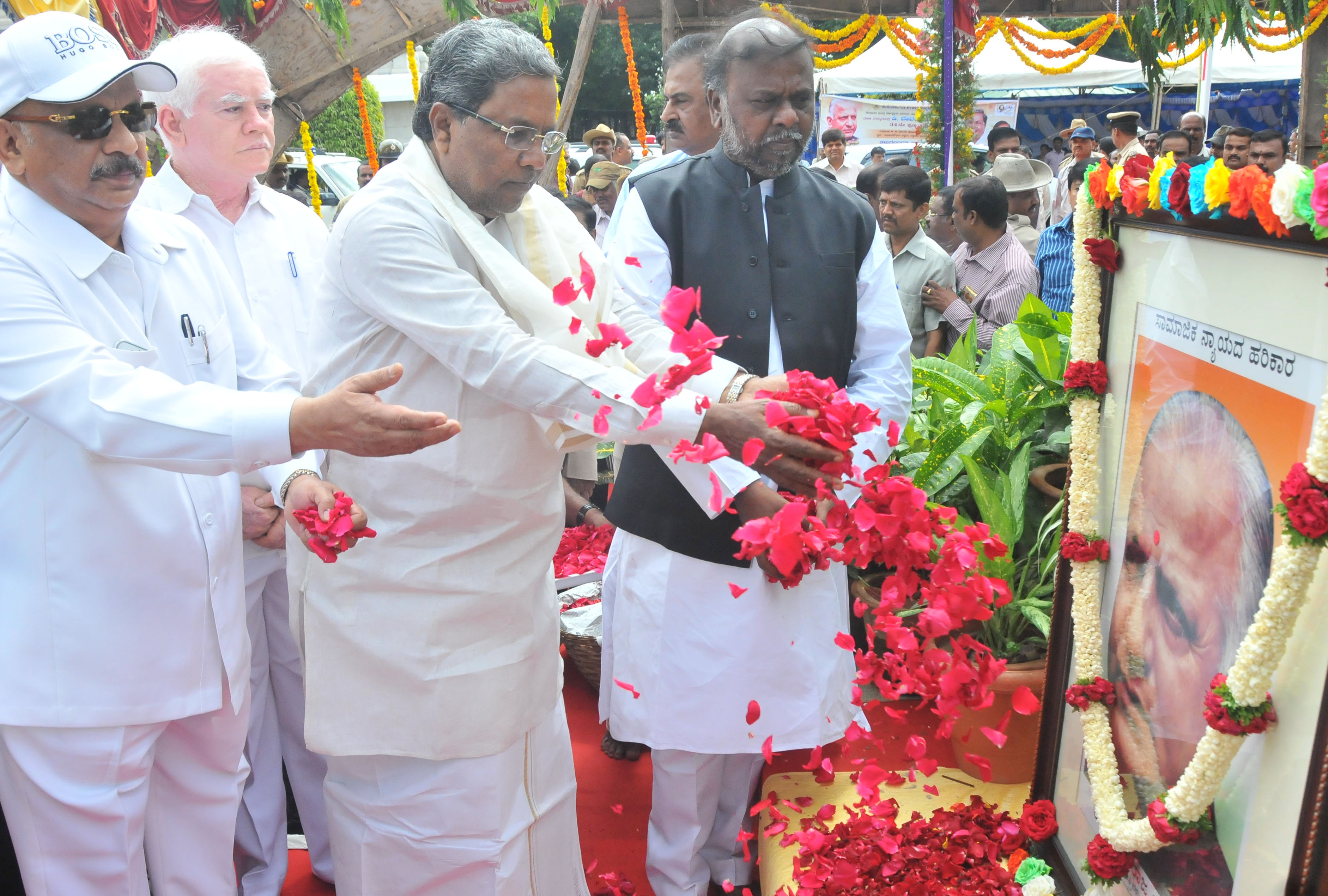 ಮಾಜಿ ಮುಖ್ಯಮಂತ್ರಿ ದೇವರಾಜ ಅರಸು ಅವರ ಭಾವಚಿತ್ರಕ್ಕೆ ಪುಷ್ಪ ನಮನ ಸಲ್ಲಿಸಿದ ಸಿದ್ದರಾಮಯ್ಯ. ರೋಷನ್ ಬೇಗ್, ಎಚ್. ಆಂಜನೇಯ