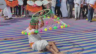 ಜಾತ್ರಾ ಮಹೋತ್ಸವದ ನಡುವೆ ಕಲಾವಿದರ ಕೈಚಳ ಗಮನ ಸೆಳೆಯಿತು.