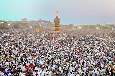 ಸಾಗರೋಪಾದಿಯಲ್ಲಿ ಬಂದಿದ್ದ ಭಕ್ತರು ಗವಿಸಿದ್ಧೇಶ್ವರ ಗದ್ದುಗೆಯ ದರ್ಶನ ಪಡೆದು ಮಹಾದಾಸೋಹ ಸವಿದ ಬಳಿಕ ಅದ್ದೂರಿ ರಥೋತ್ಸವಕ್ಕೆ ಸಾಕ್ಷಿಯಾದರು.