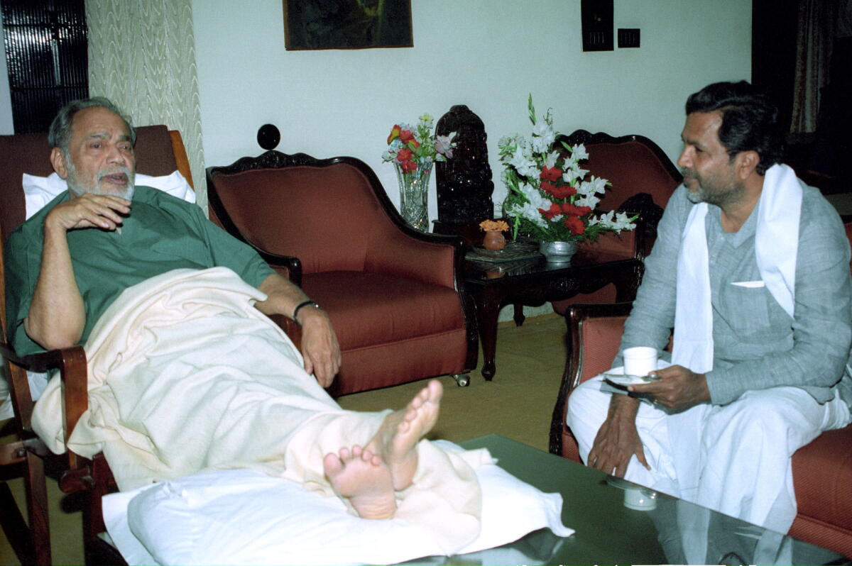 ರಾಜಕೀಯ ಗುರು ರಾಮಕೃಷ್ಣ ಹೆಗಡೆ ಅವರೊಂದಿಗೆ ಸಿದ್ದರಾಮಯ್ಯ ಆಪ್ತ ಸಮಾಲೋಚನೆ