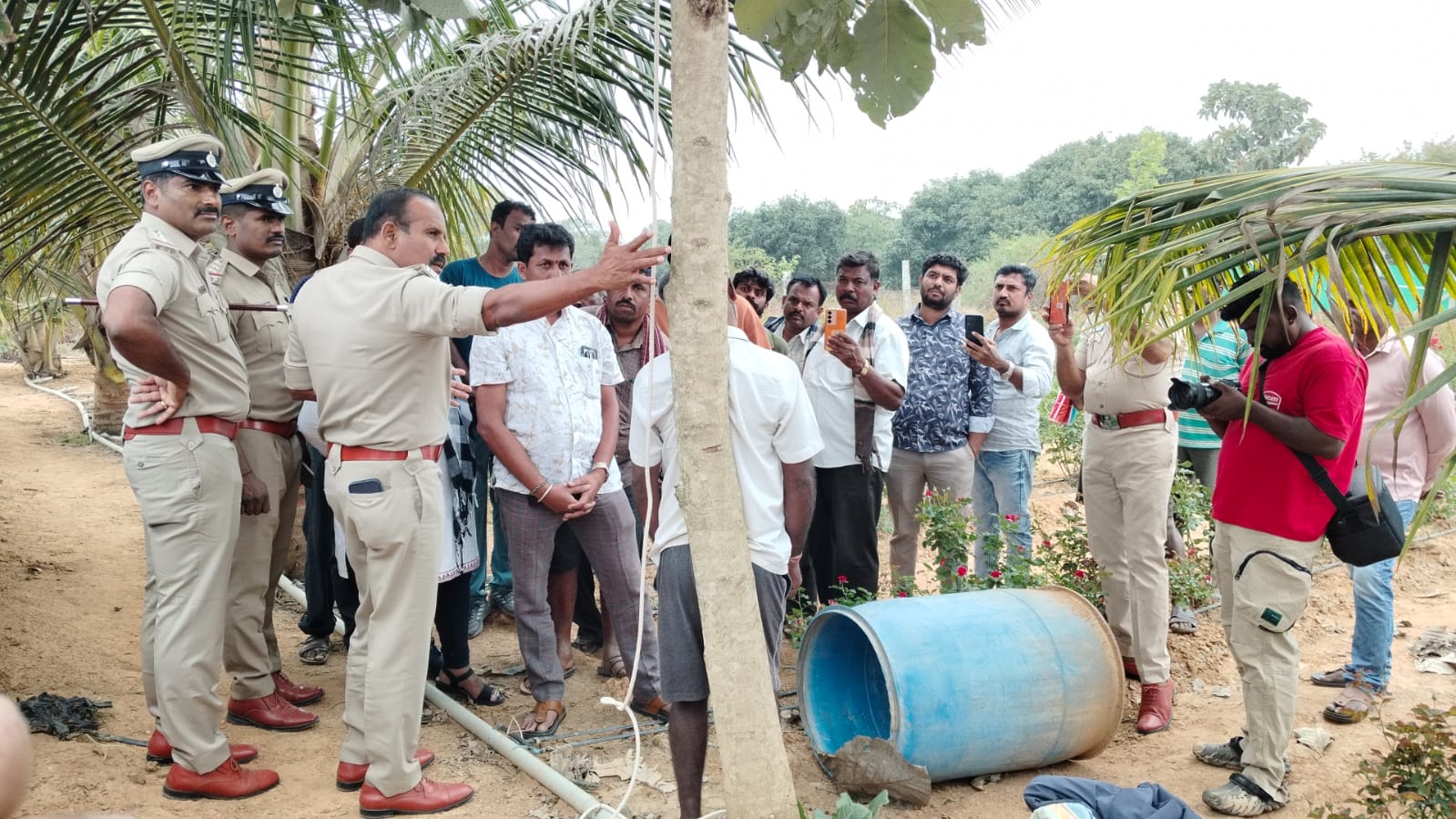 ಡಿವೈಎಸ್‌ಪಿ ಮಲ್ಲೇಶ್ ನೇಣು ಬೀಗಿದುಕೊಂಡ ಸ್ಥಳ ಮಹಜರು ನಡೆಸಿದ ಸಂದರ್ಭ