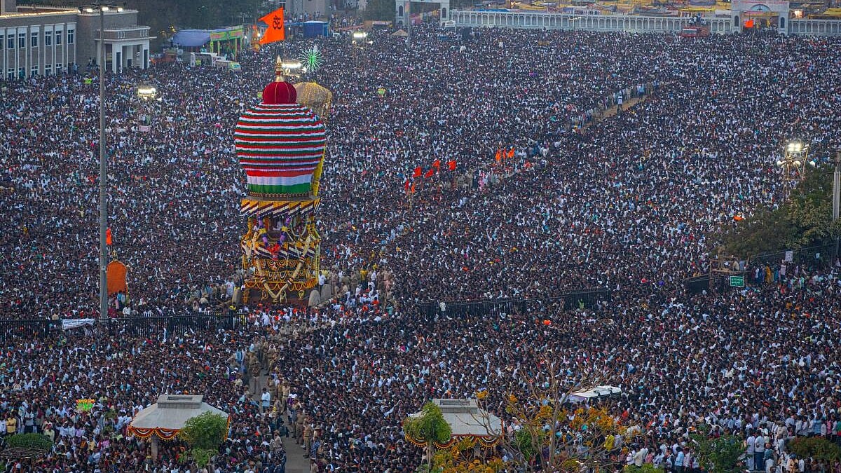 ಕೊಪ್ಪಳದಲ್ಲಿ ಅಜ್ಜನ ತೇರನೆಳೆಯಲು ಜನ ಜಾತ್ರೆ: ಫೋಟೊಗಳನ್ನು ನೋಡಿ