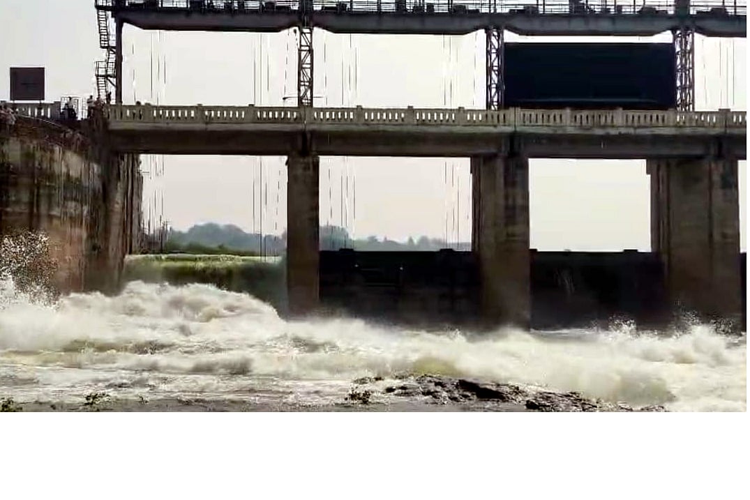 ಹಿಪ್ಪರಗಿ ಬ್ಯಾರೇಜ್ ಗೇಟ್‌ನಲ್ಲಿ ತೊಂದರೆ: ನೀರು ಹೊರಕ್ಕೆ