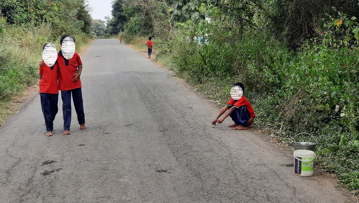 ಹಾವೇರಿ| ರಸ್ತೆಯಲ್ಲೇ ಮಕ್ಕಳ ಶೌಚ; ಕಣ್ಮುಚ್ಚಿ ಕುಳಿತ ಶಿಕ್ಷಣ ಇಲಾಖೆ