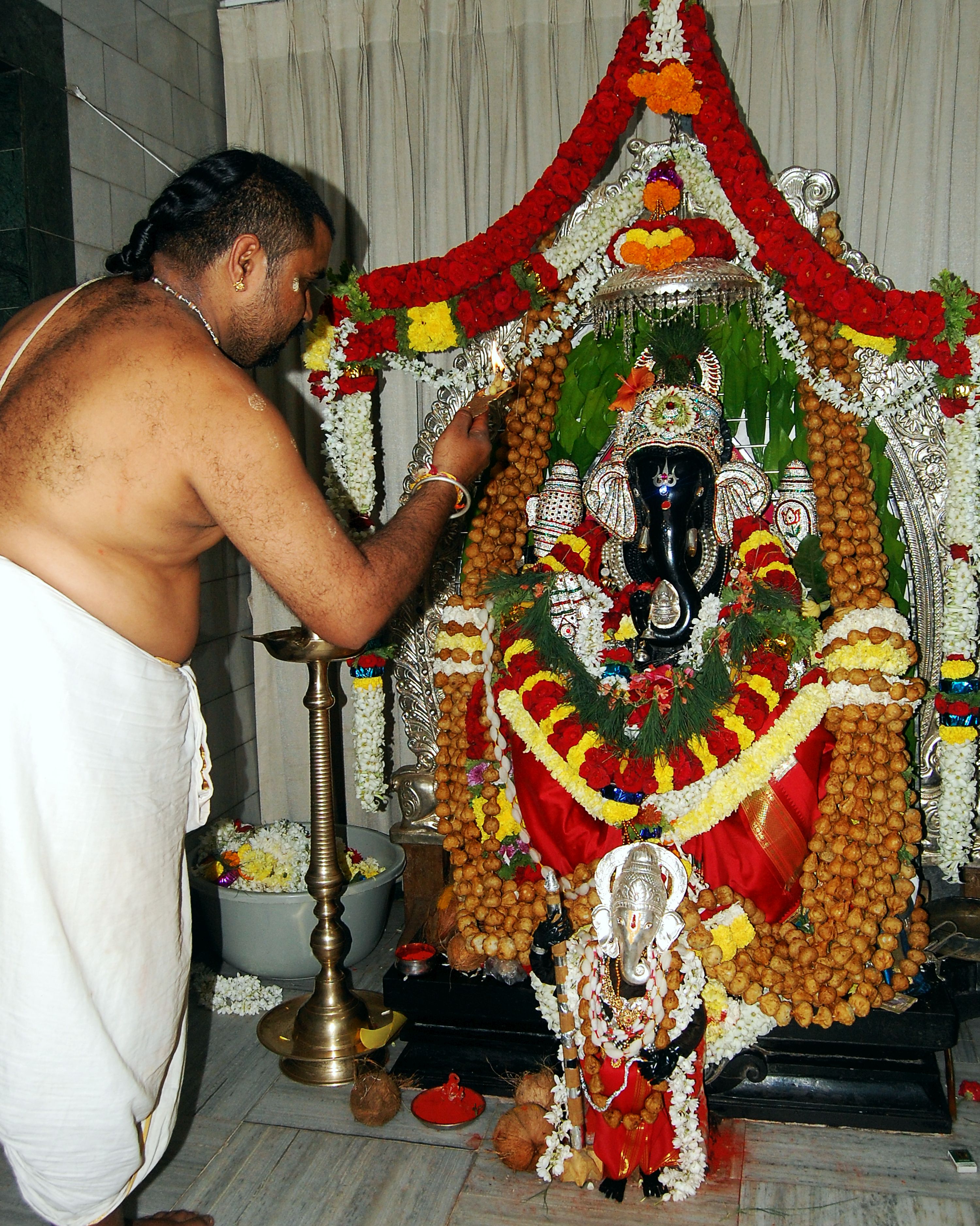 ಹುಬ್ಬಳ್ಳಿಯ ದಾಜೀಬಾನ್‌ ಪೇಟೆಯ ಗಣಪತಿ ದೇವರಿಗೆ 1001 ಮೋದಕಗಳನ್ನು ಸಮರ್ಪಿಸುವ ಮೂಲಕ ವಿಶೇಷ ಪೂಜೆ ಸಲ್ಲಿಸಲಾಯಿತು