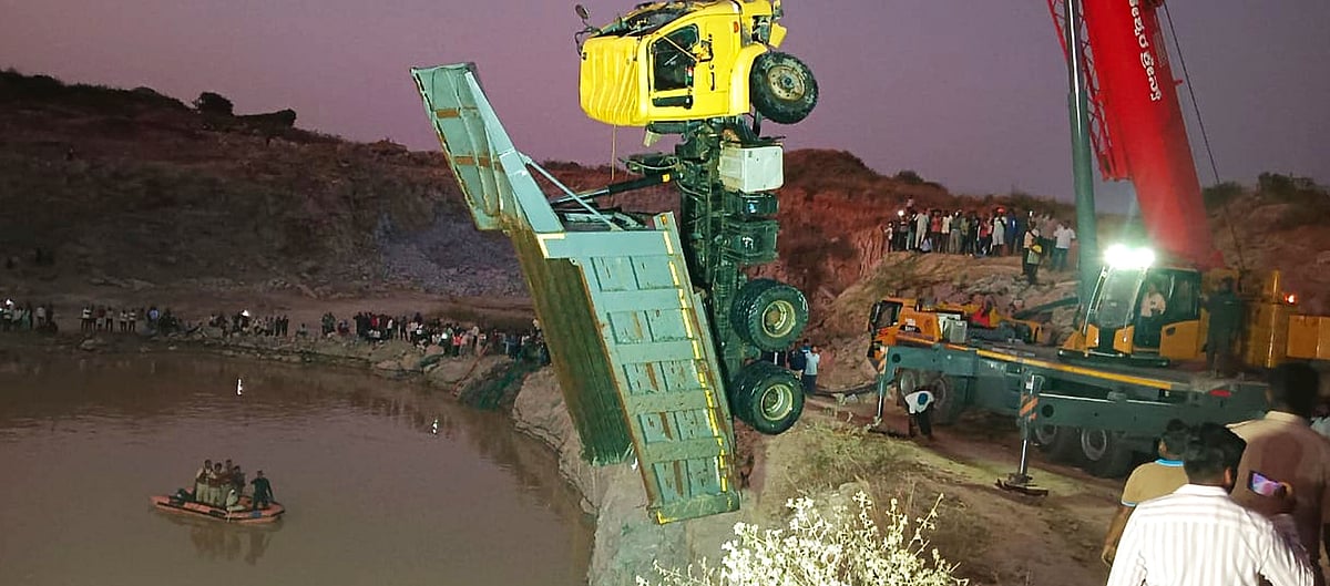 10 ಅಧಿಕಾರಿಗಳ ವಿರುದ್ಧ ‘ಸುಮೊಟೊ’ 